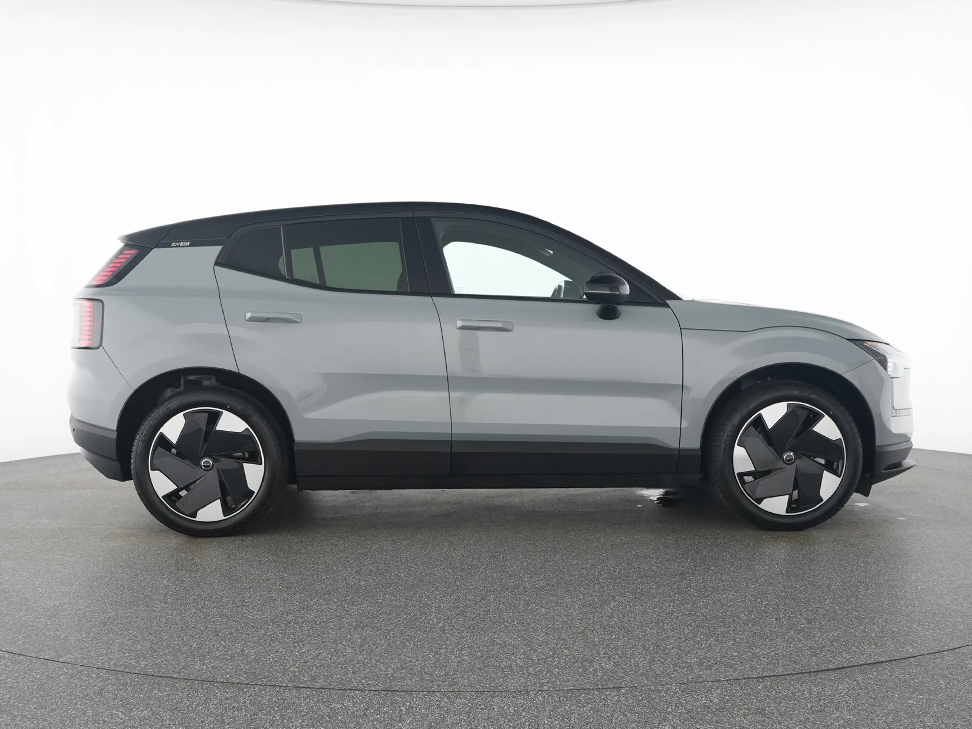 Volvo EX30 Extended Range Plus — photo 12