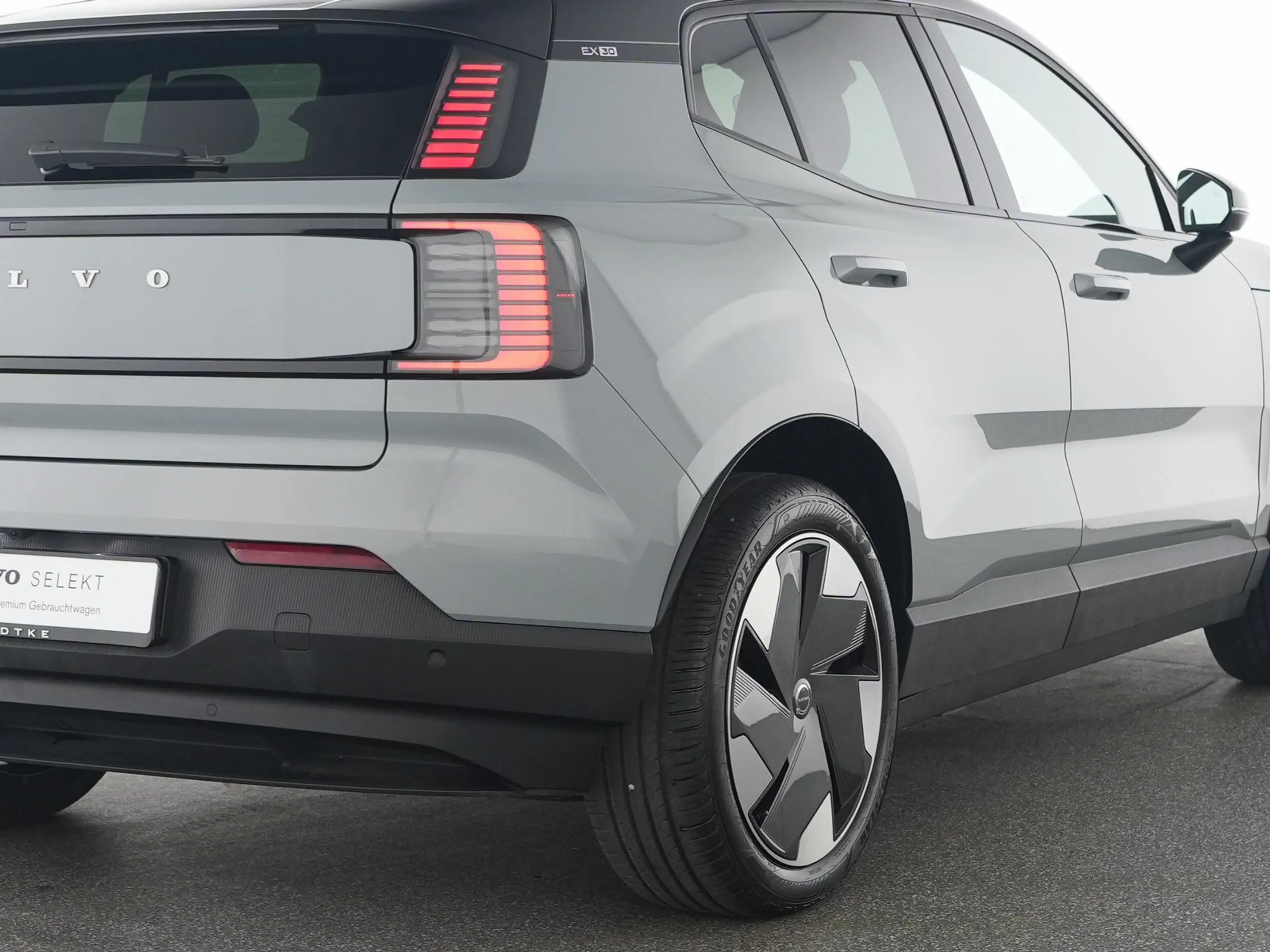 Volvo EX30 Extended Range Plus — photo 10