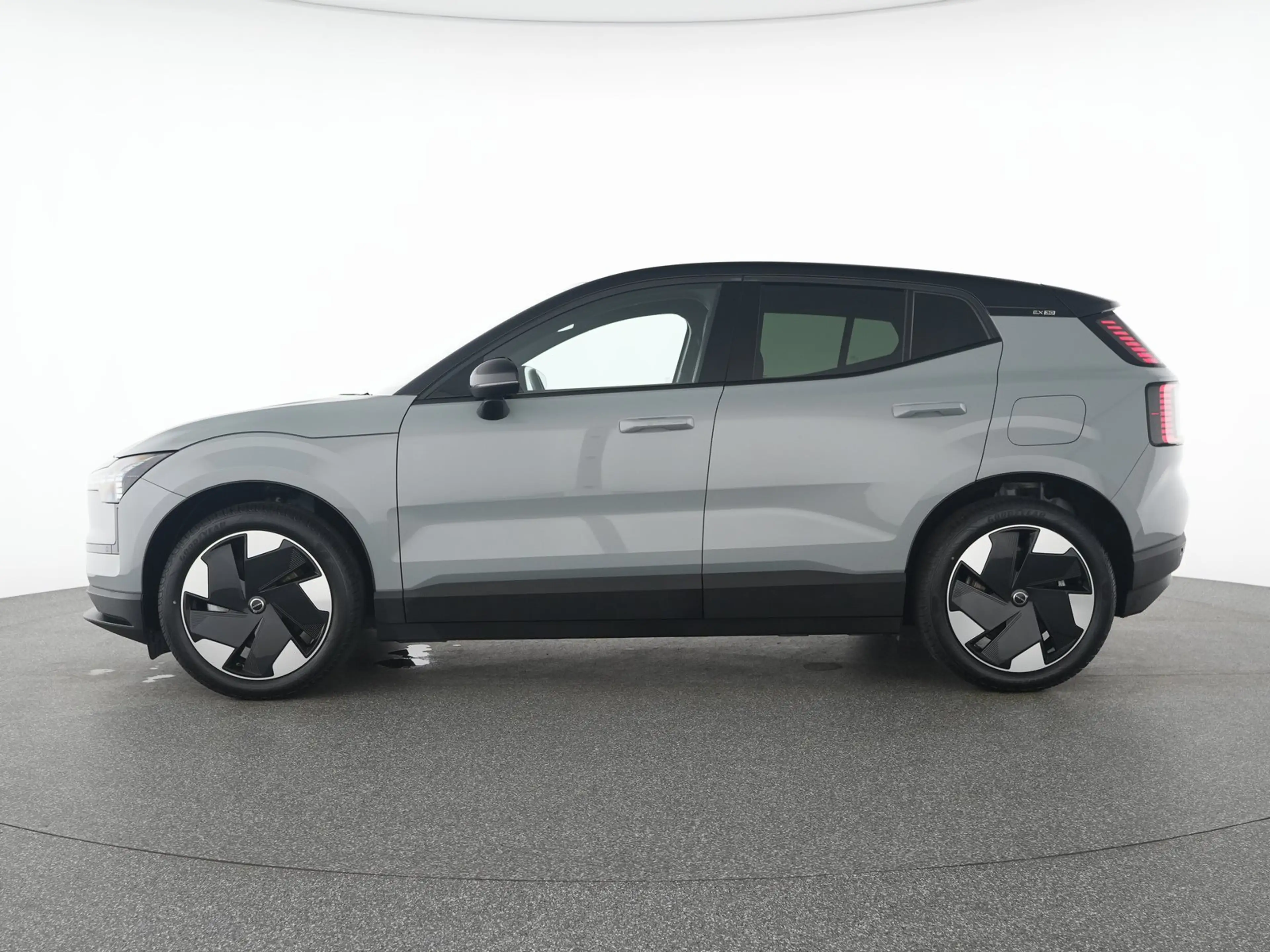 Volvo EX30 Extended Range Plus — photo 11