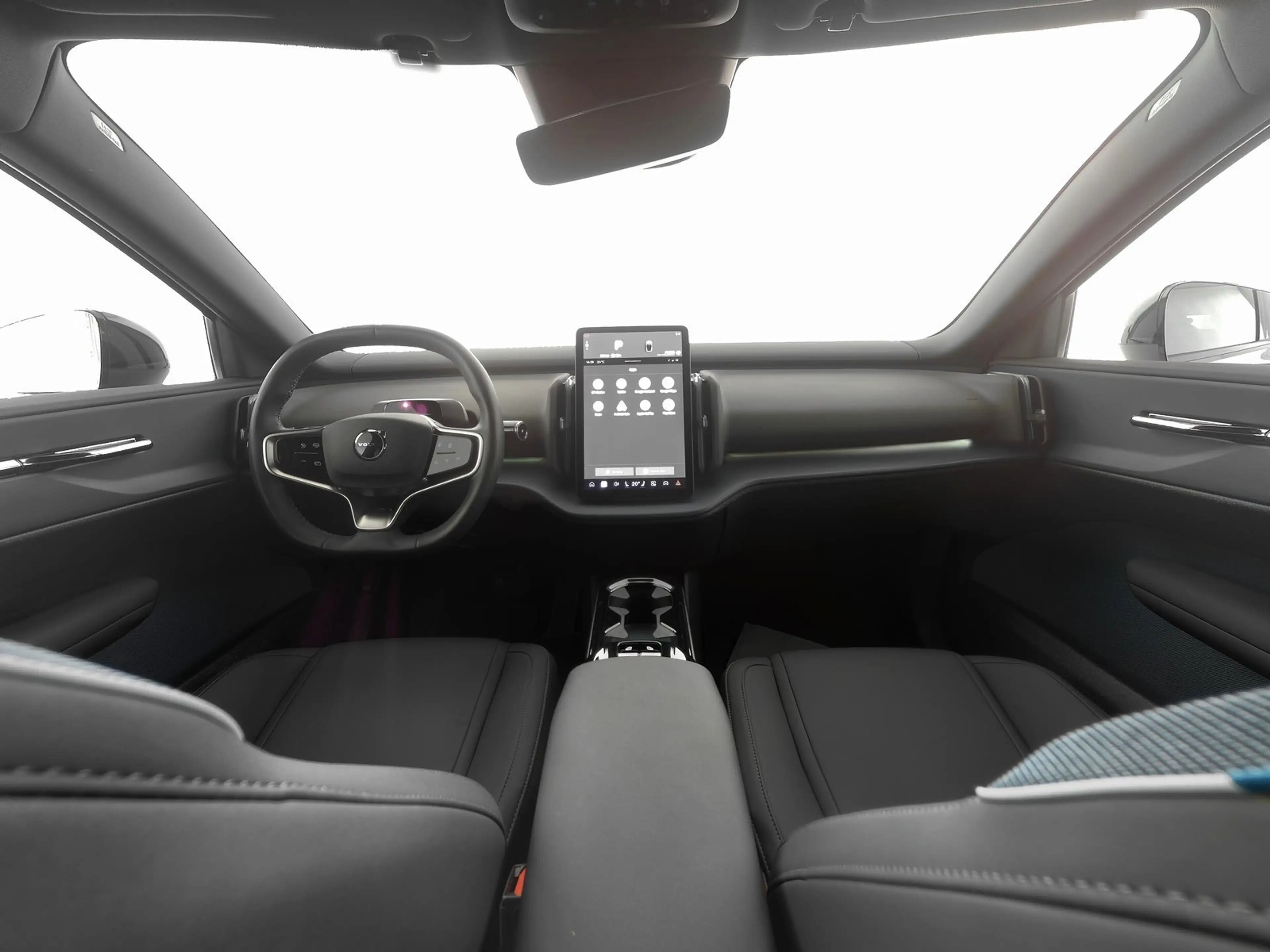 Volvo EX30 Extended Range Plus — photo 3