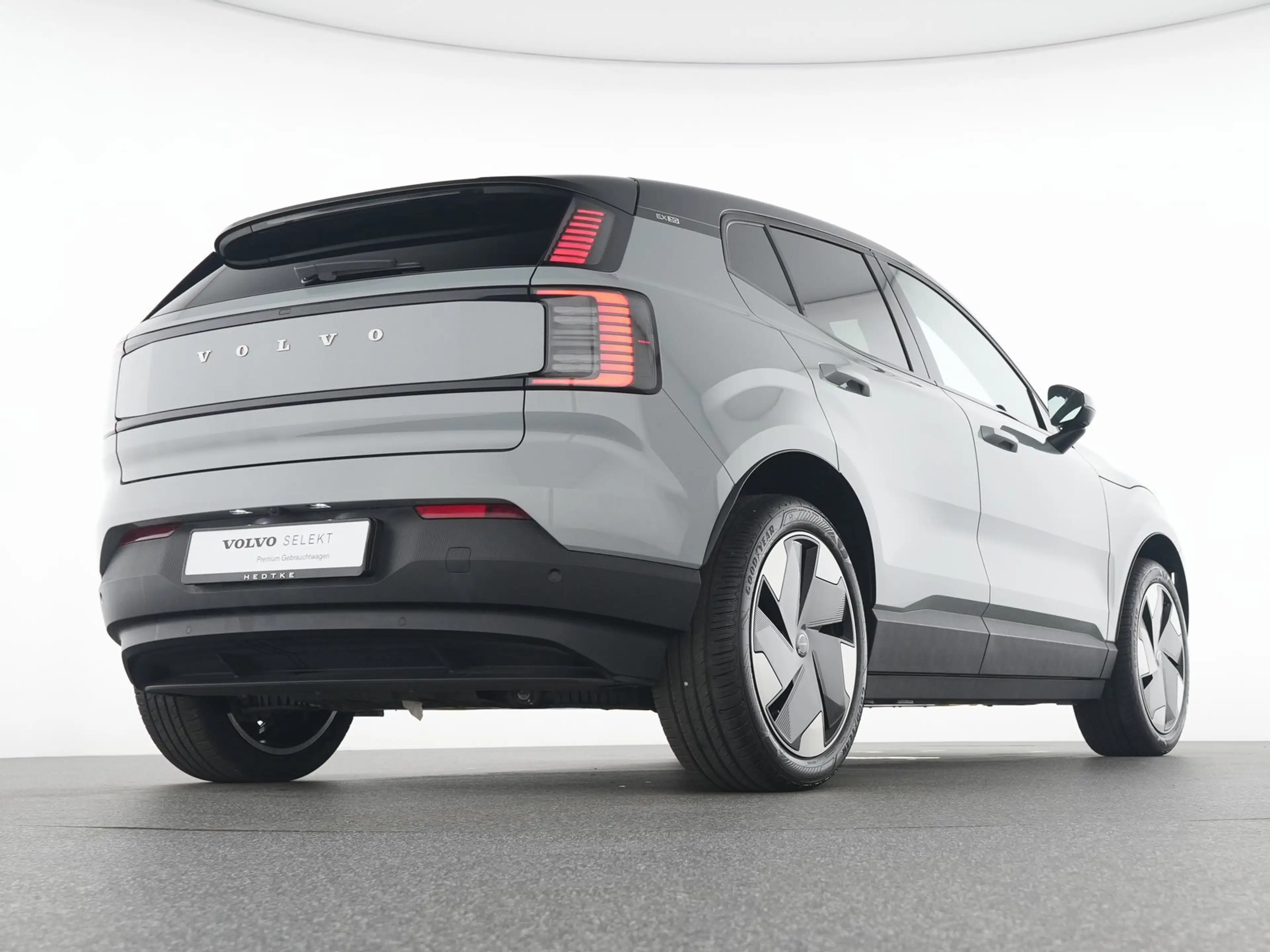 Volvo EX30 Extended Range Plus — photo 8