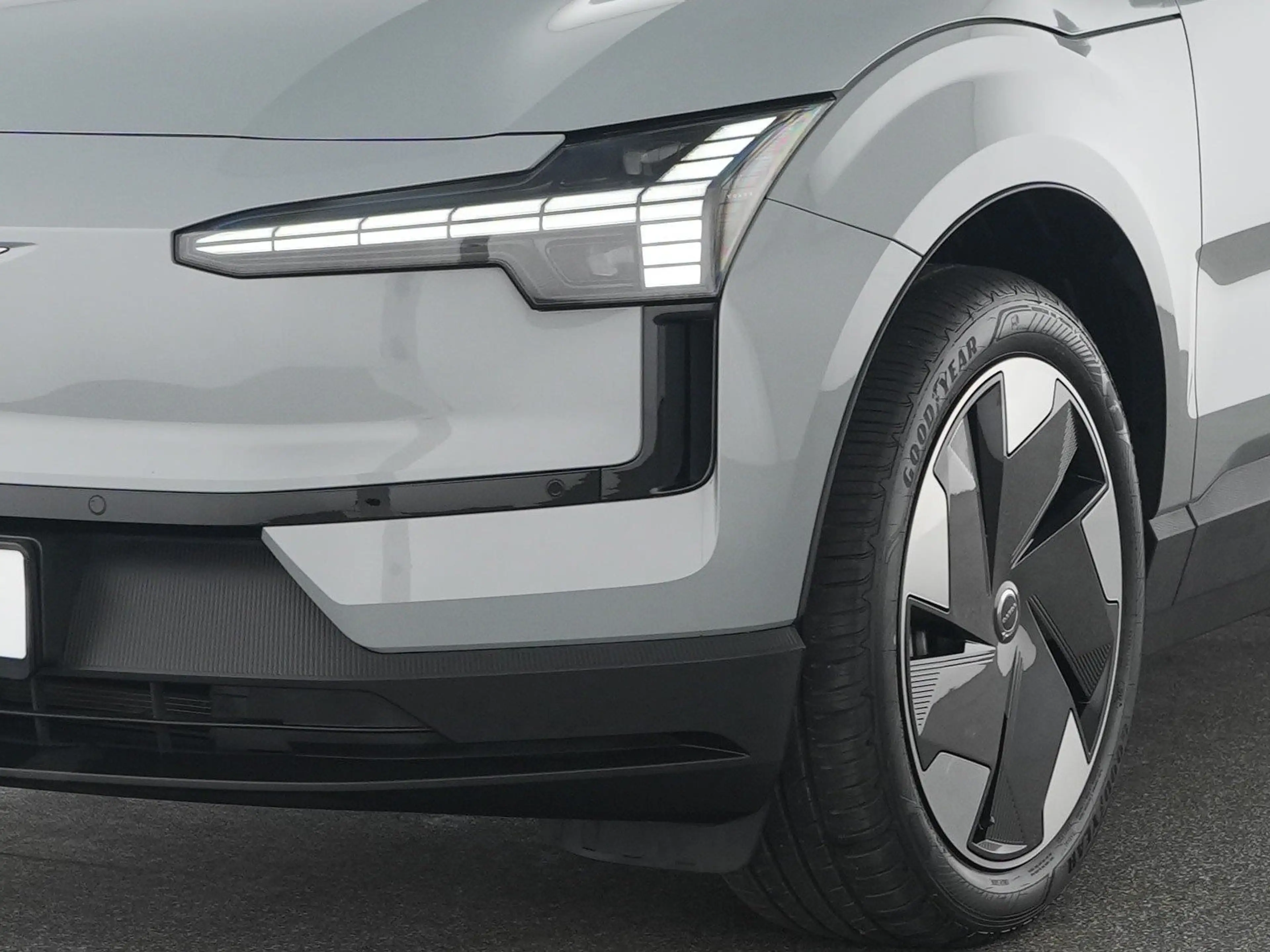 Volvo EX30 Extended Range Plus — photo 9