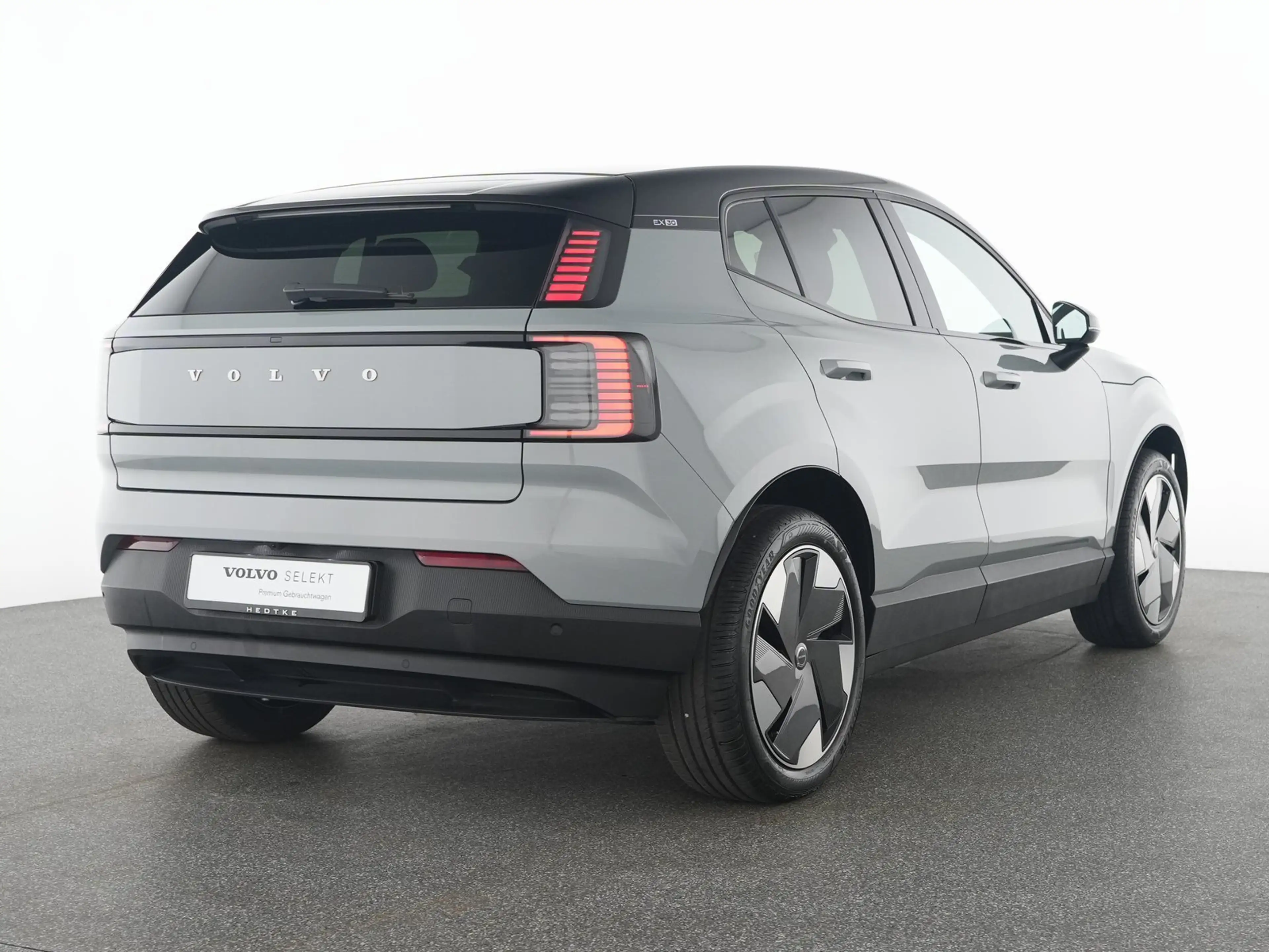 Volvo EX30 Extended Range Plus — photo 2