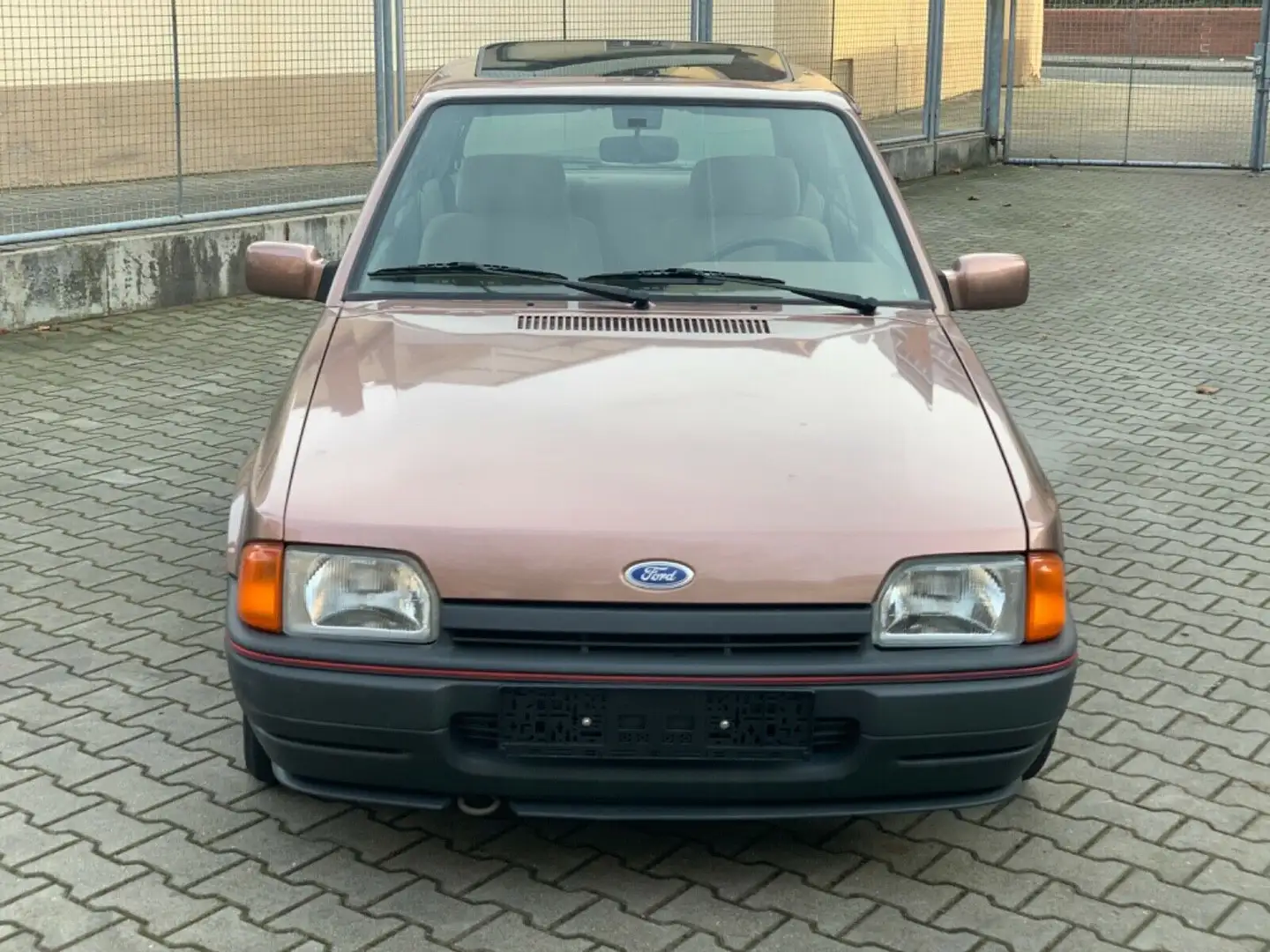 Ford Escort 1,4 Marrón - 1