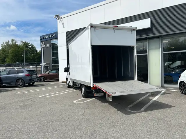 Opel Movano view 9