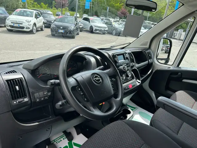 Opel Movano view 10