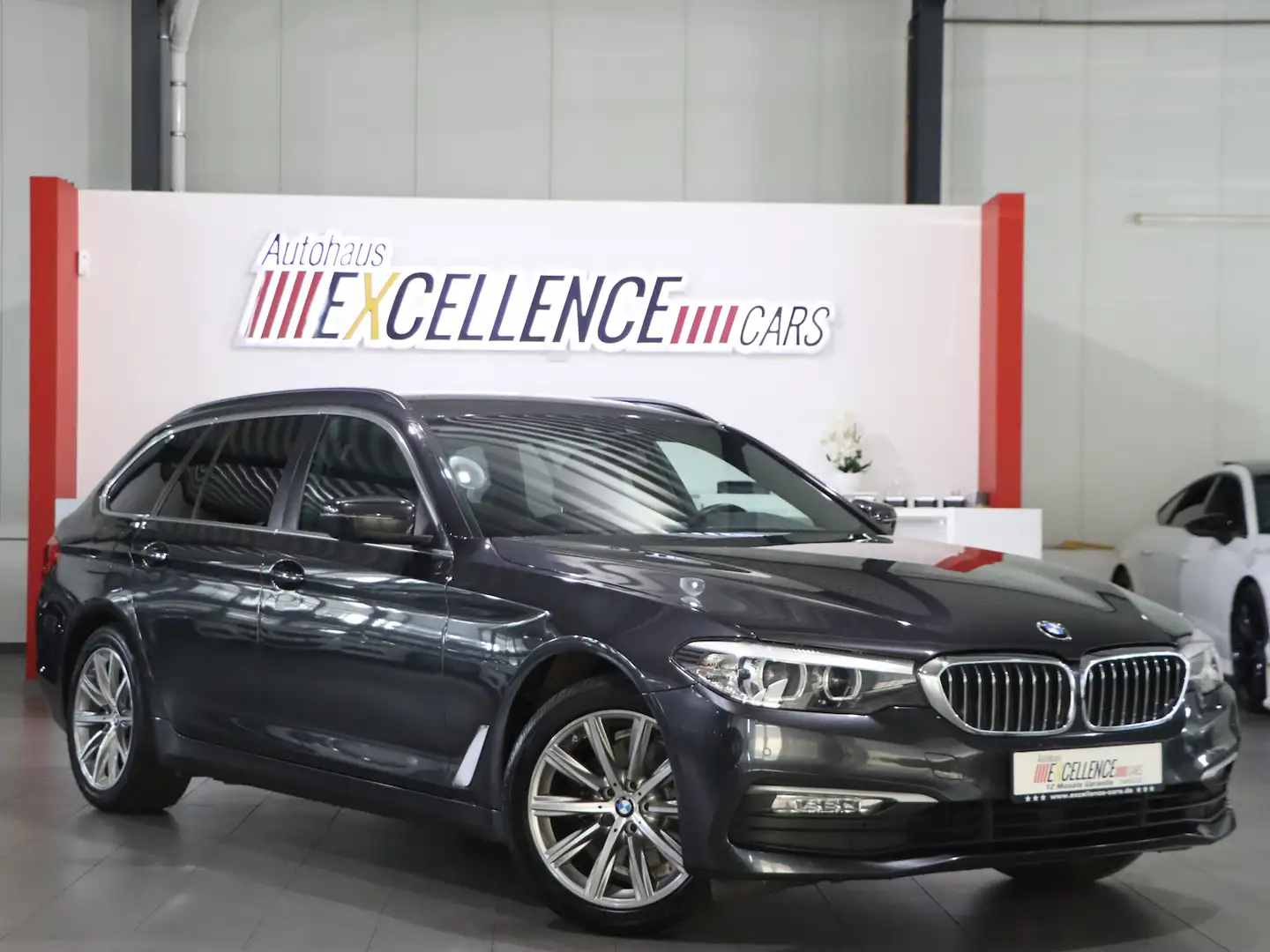 BMW 520 520d Touring BUSINESS / LIVE-COCKPIT / LED Grijs - 1