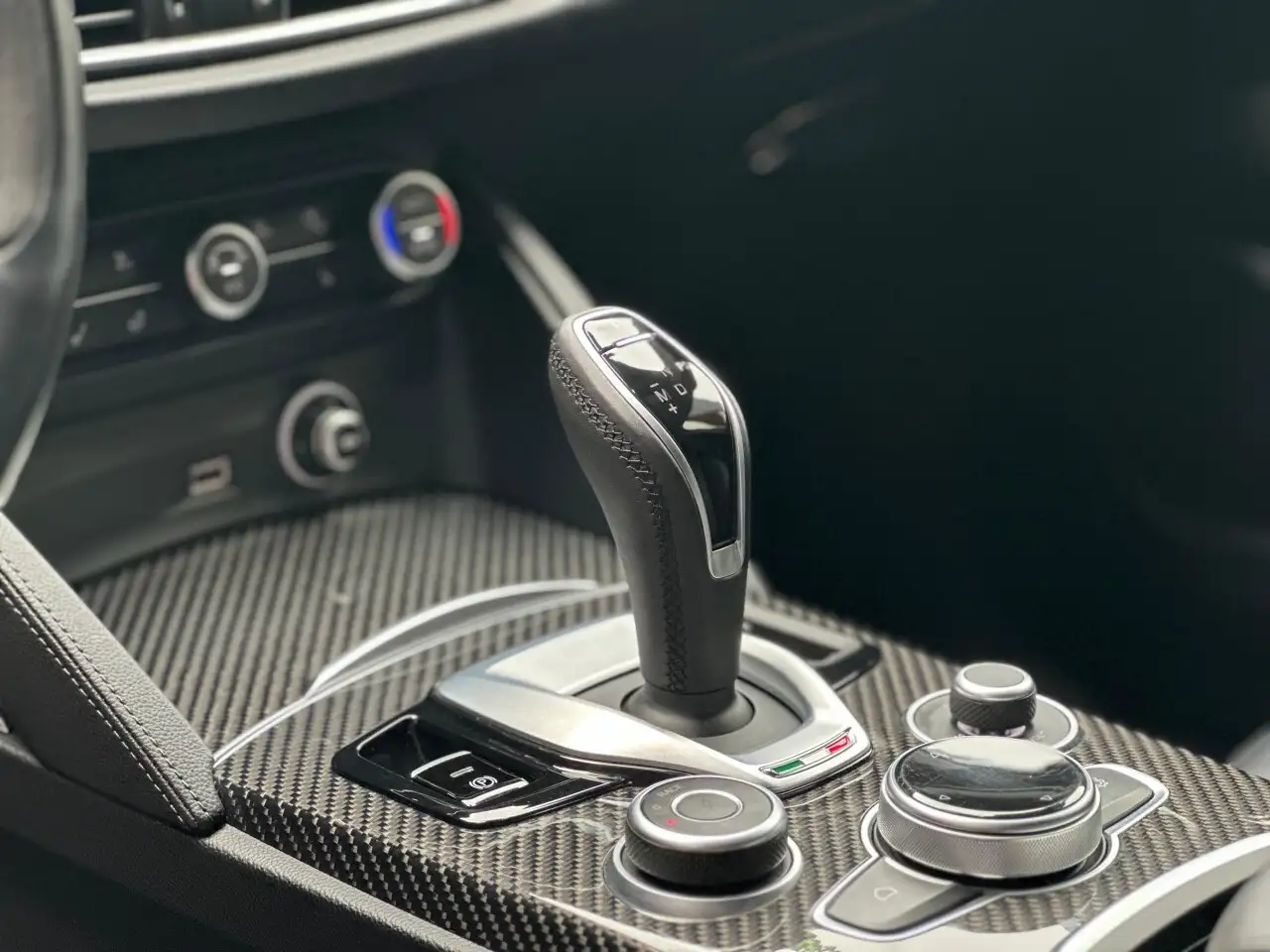 Alfa Romeo Stelvio снимка Alfa Romeo Stelvio