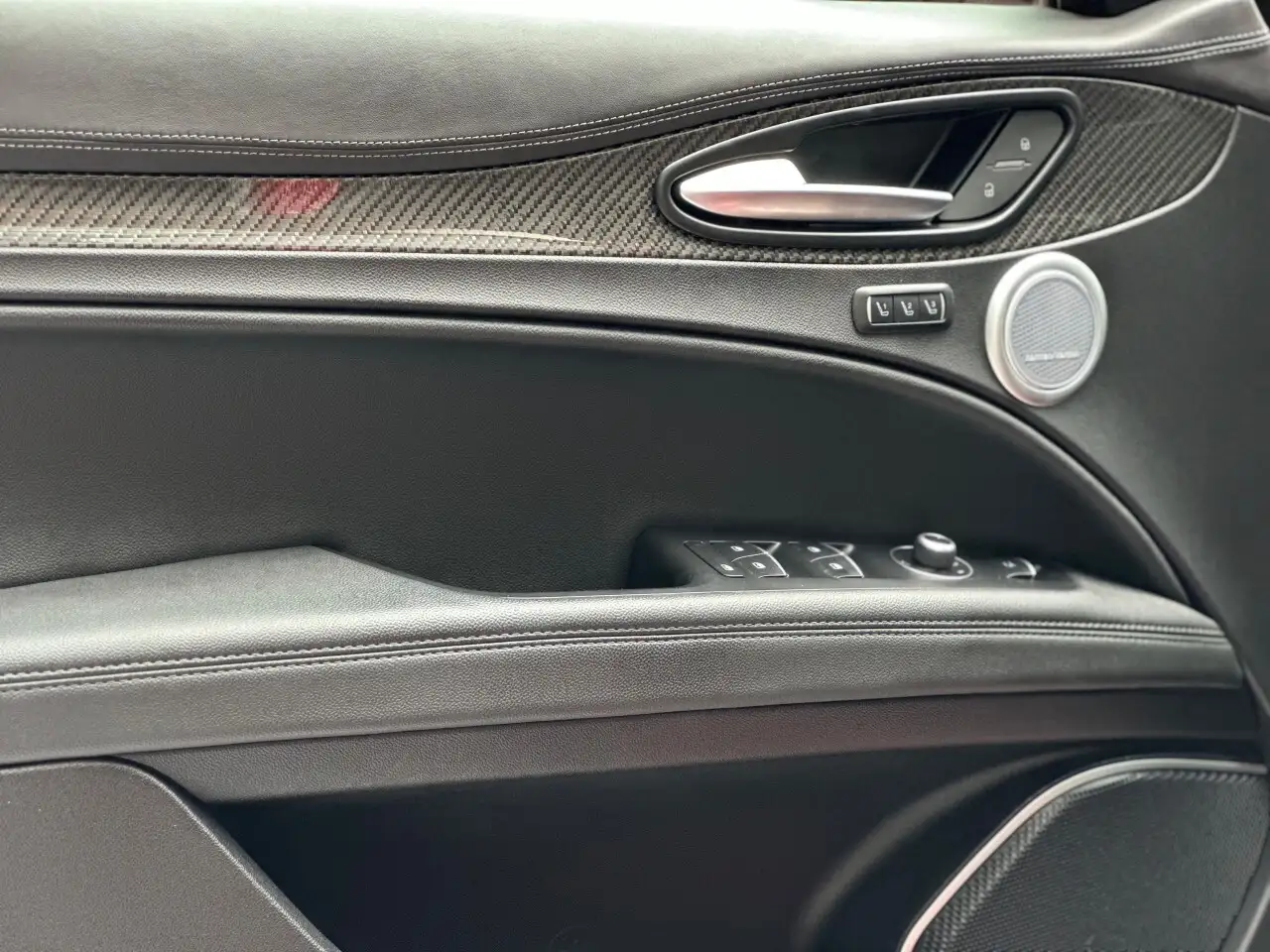 Alfa Romeo Stelvio снимка Alfa Romeo Stelvio