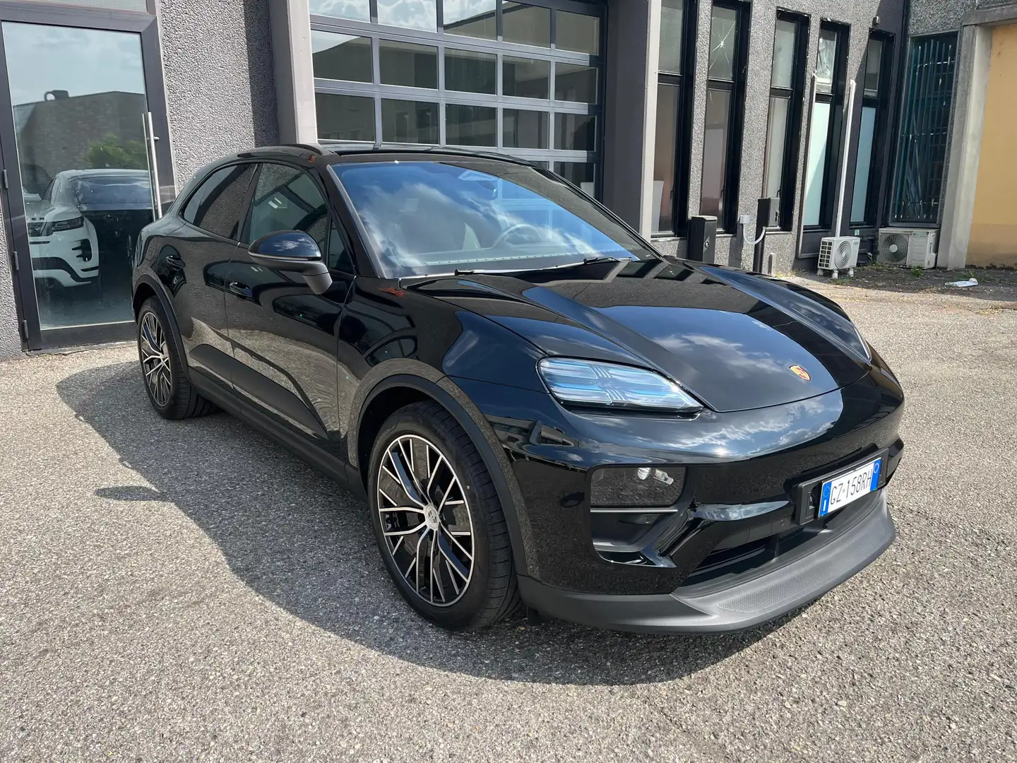 Porsche Macan 4 EV TETTO 4 RUOTE STERZANTI Nero - 2