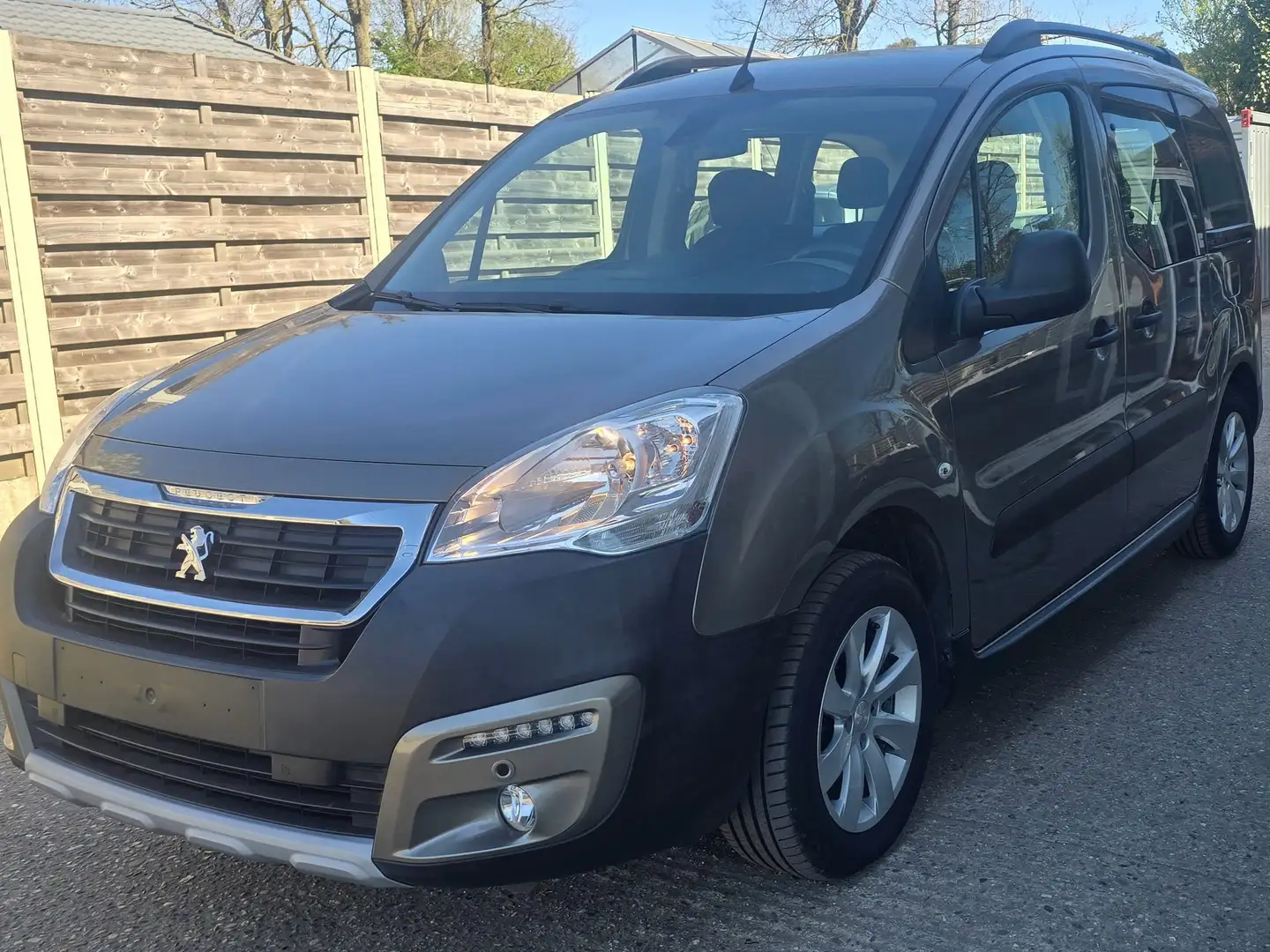 Peugeot Partner 1.2 benzine 110 pk Beige - 1