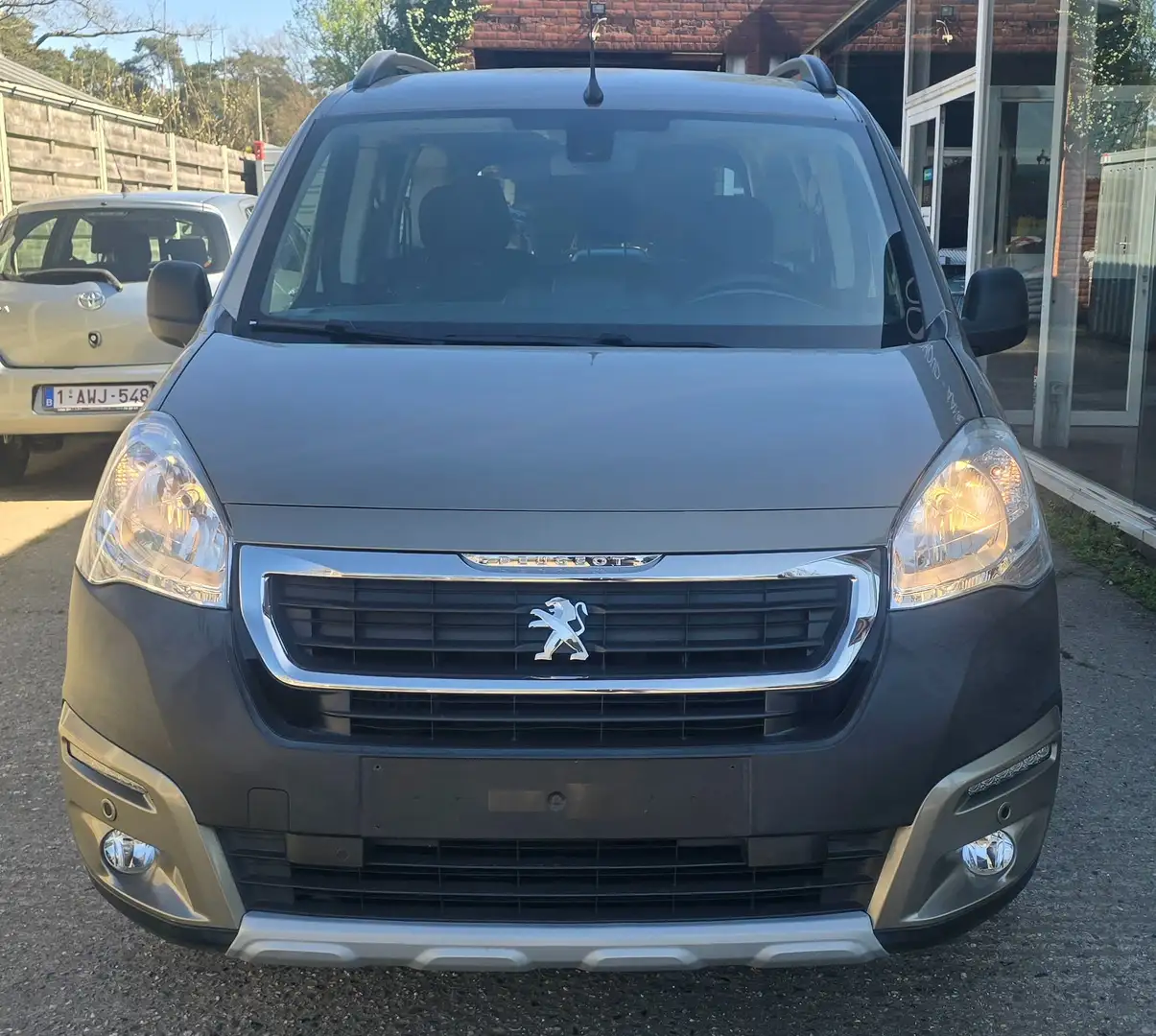 Peugeot Partner 1.2 benzine 110 pk Beige - 2