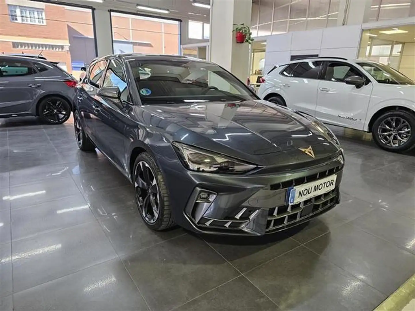 CUPRA Leon 1.5 eTSI 110 DSG Gris - 2