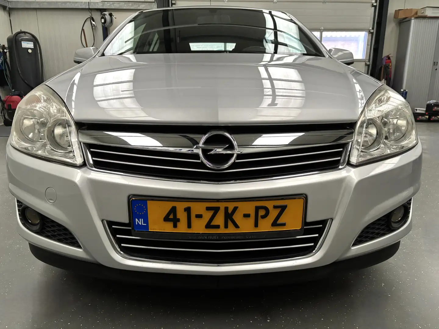 Opel Astra 1.6 Temptation Mooie auto! | Airco | Cruise contro Gris - 2