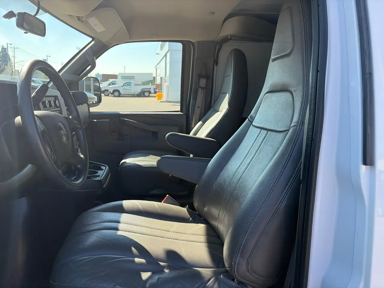 GMC Savana photo GMC Savana