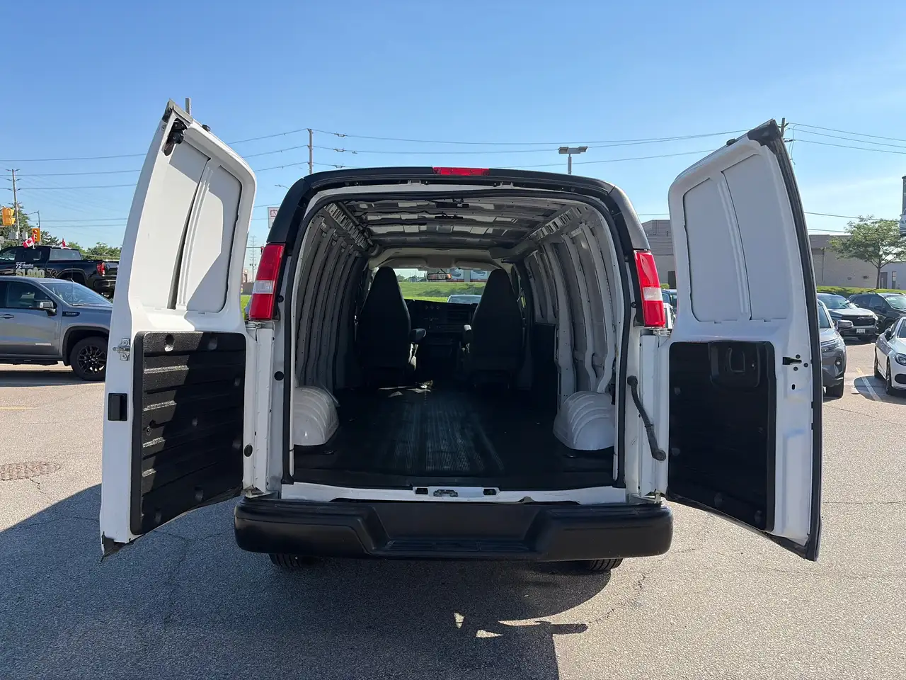 GMC Savana photo GMC Savana