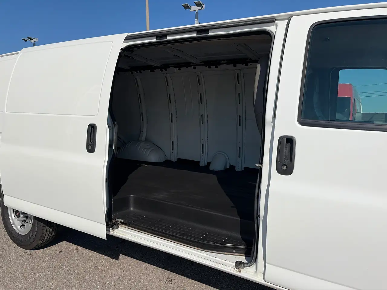 GMC Savana photo GMC Savana