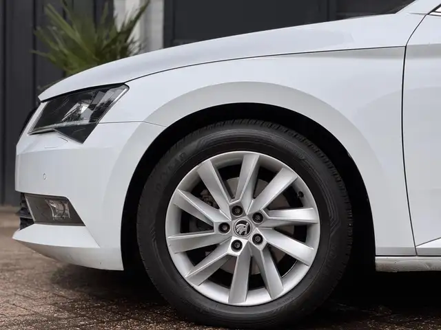 Skoda Superb view 7