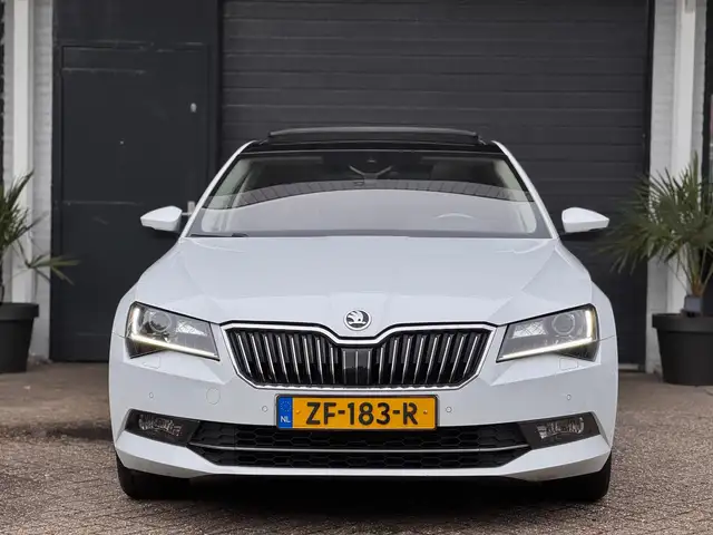 Skoda Superb view 4