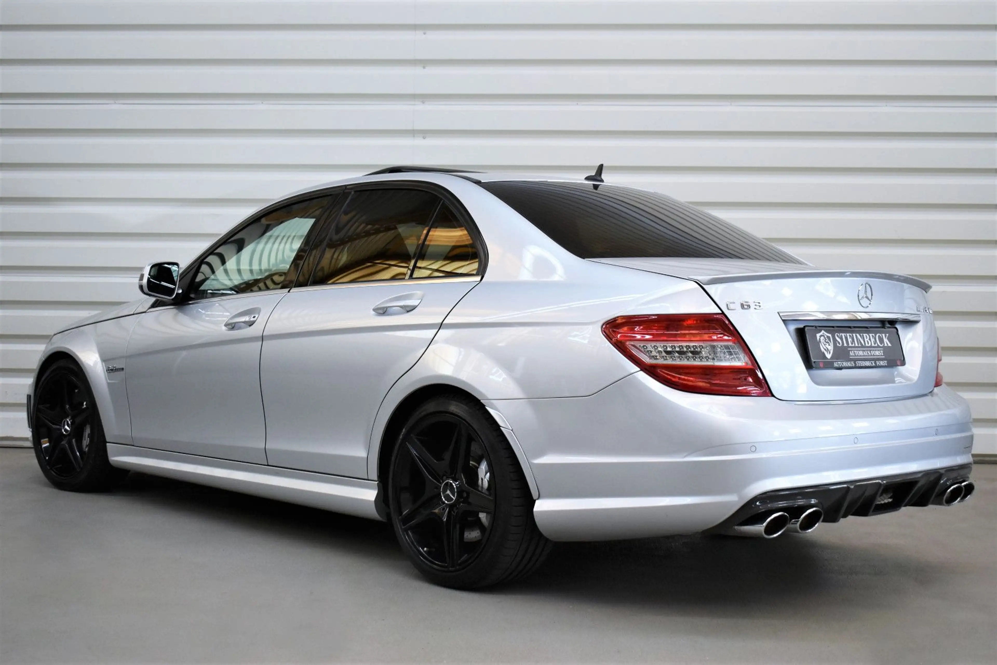 Mercedes-Benz C 63 AMG Avantgarde+H&K+Bi-Xenon+Memory+Kamera — photo 2