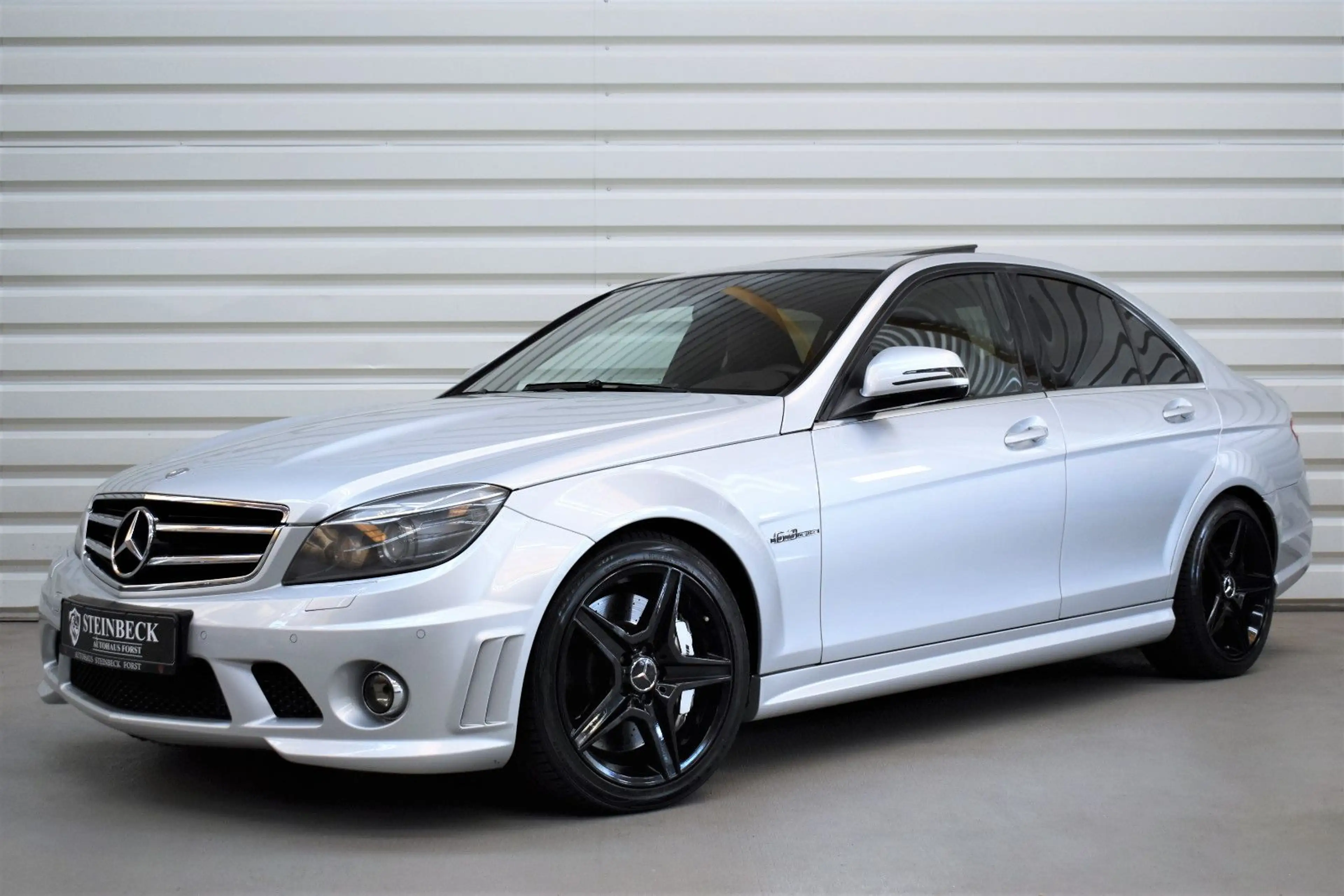 Mercedes-Benz C 63 AMG Avantgarde+H&K+Bi-Xenon+Memory+Kamera — photo 3
