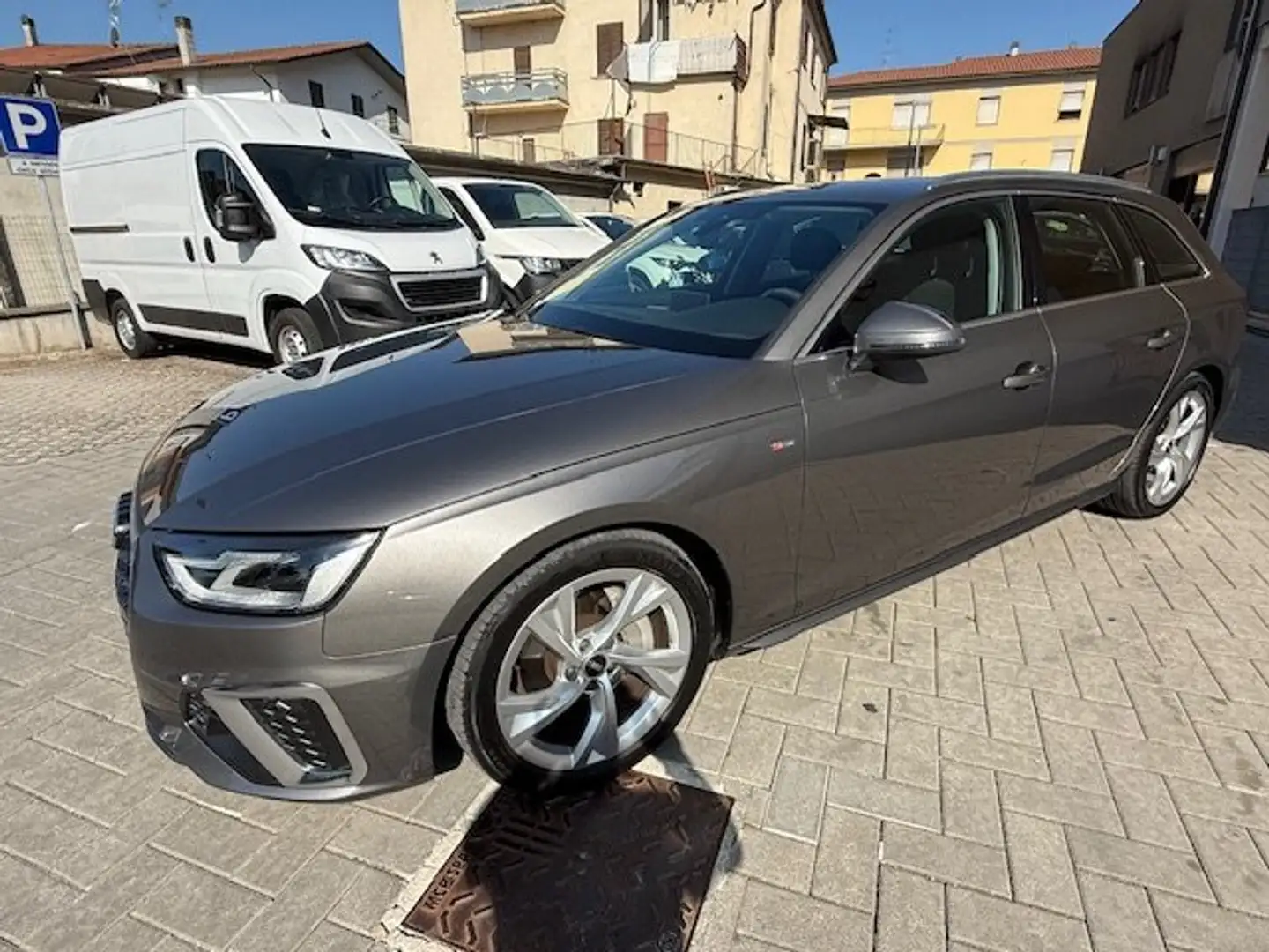 Audi A4 A4  Avant  40 2.0 Tdi mhev S line  204 CV S-Tronic Grijs - 2
