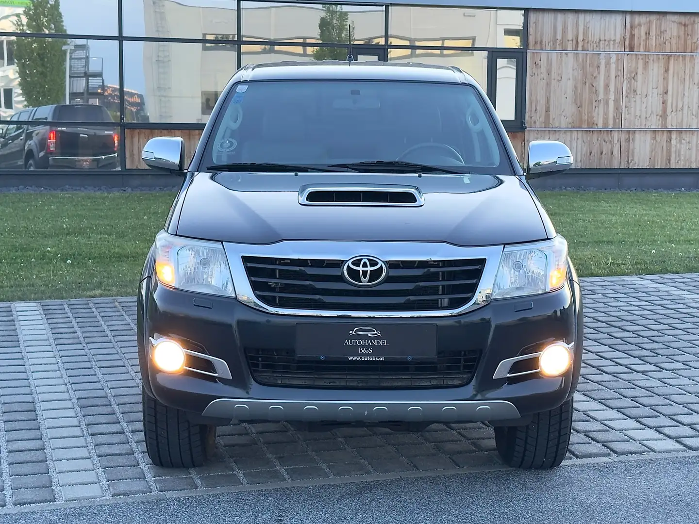 Toyota Hilux DK 4x4 3,0 D-4D 170 Aut. *INVINCIBLE* Grau - 2