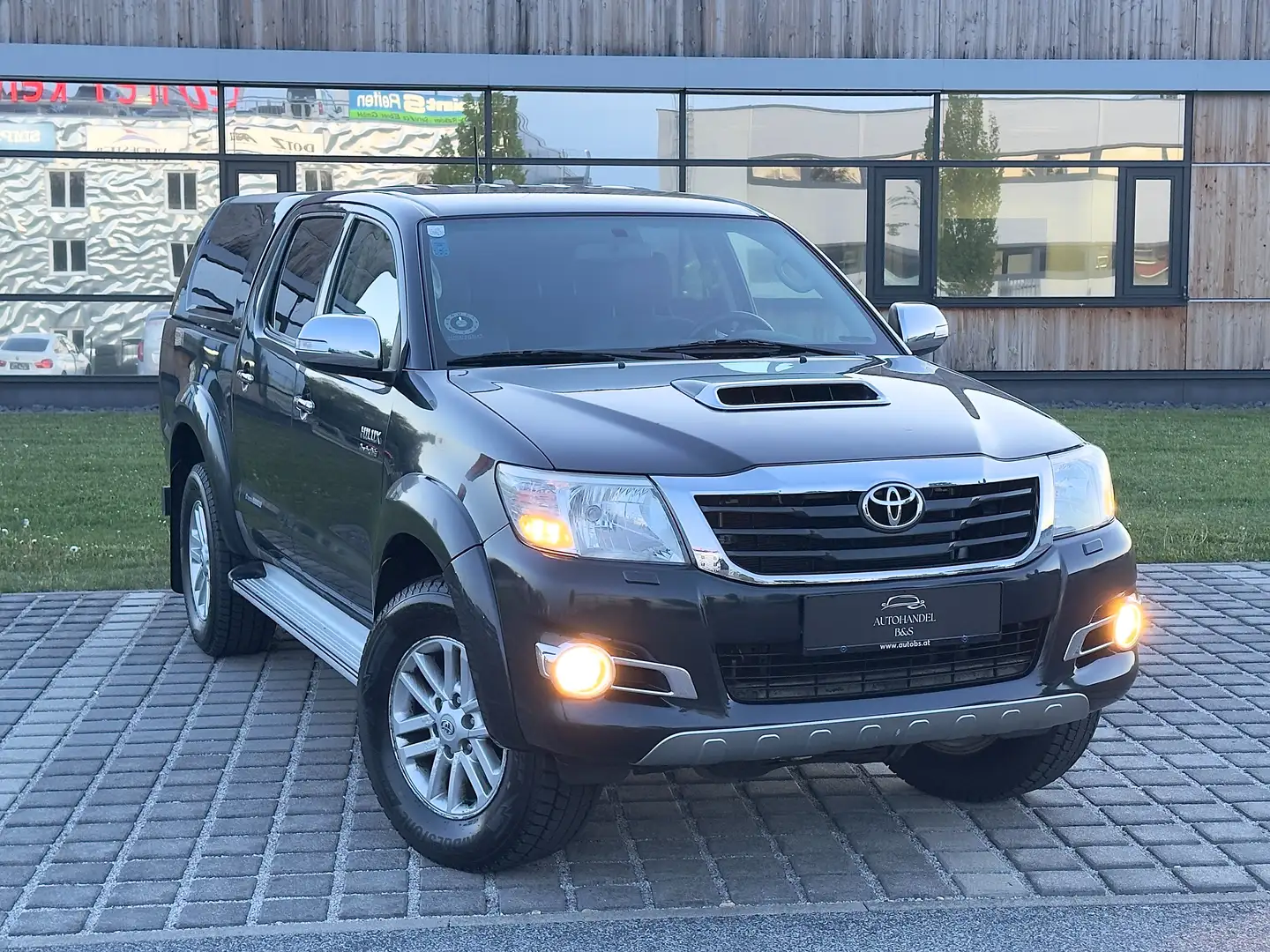 Toyota Hilux DK 4x4 3,0 D-4D 170 Aut. *INVINCIBLE* Grau - 1