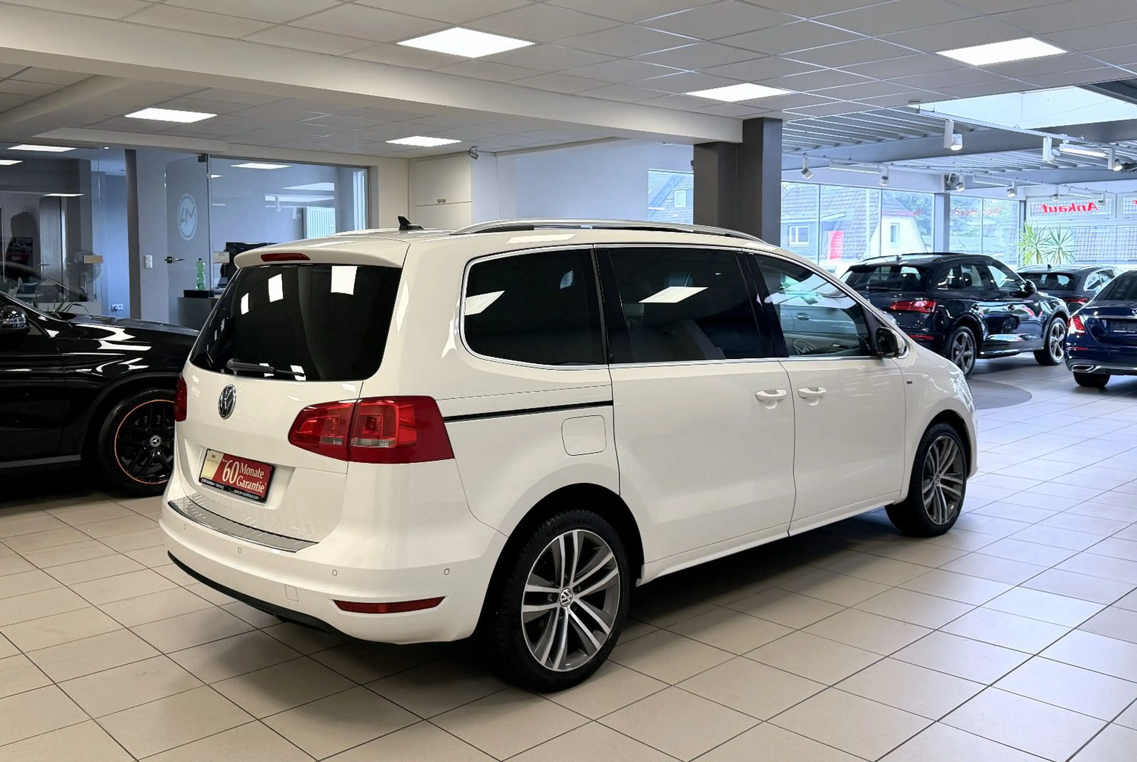 Volkswagen Sharan Cup BMT *7Sitzer*PanSD*AHK*BiXenon*Kamera — photo 3