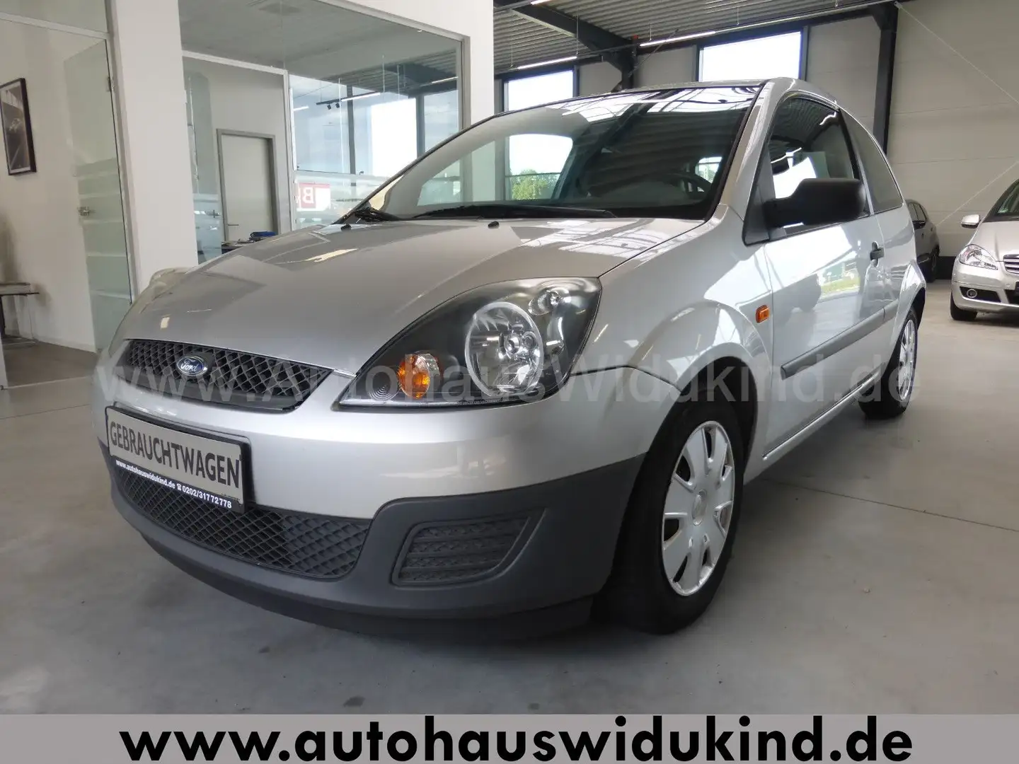 Ford Fiesta 1.3 Ambiente Klima EFH TÜV AU bis 08 2026 Silber - 1