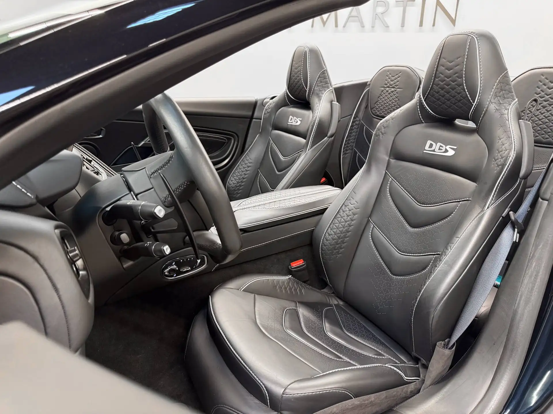 애스턴마틴 DBS Coupe 2020 네이비 사진 7