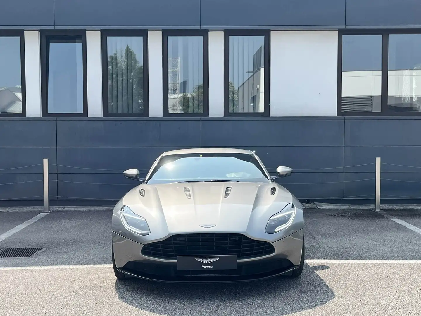 Aston Martin DB11 Coupe 5.2 V12 AMR auto Grigio - 2