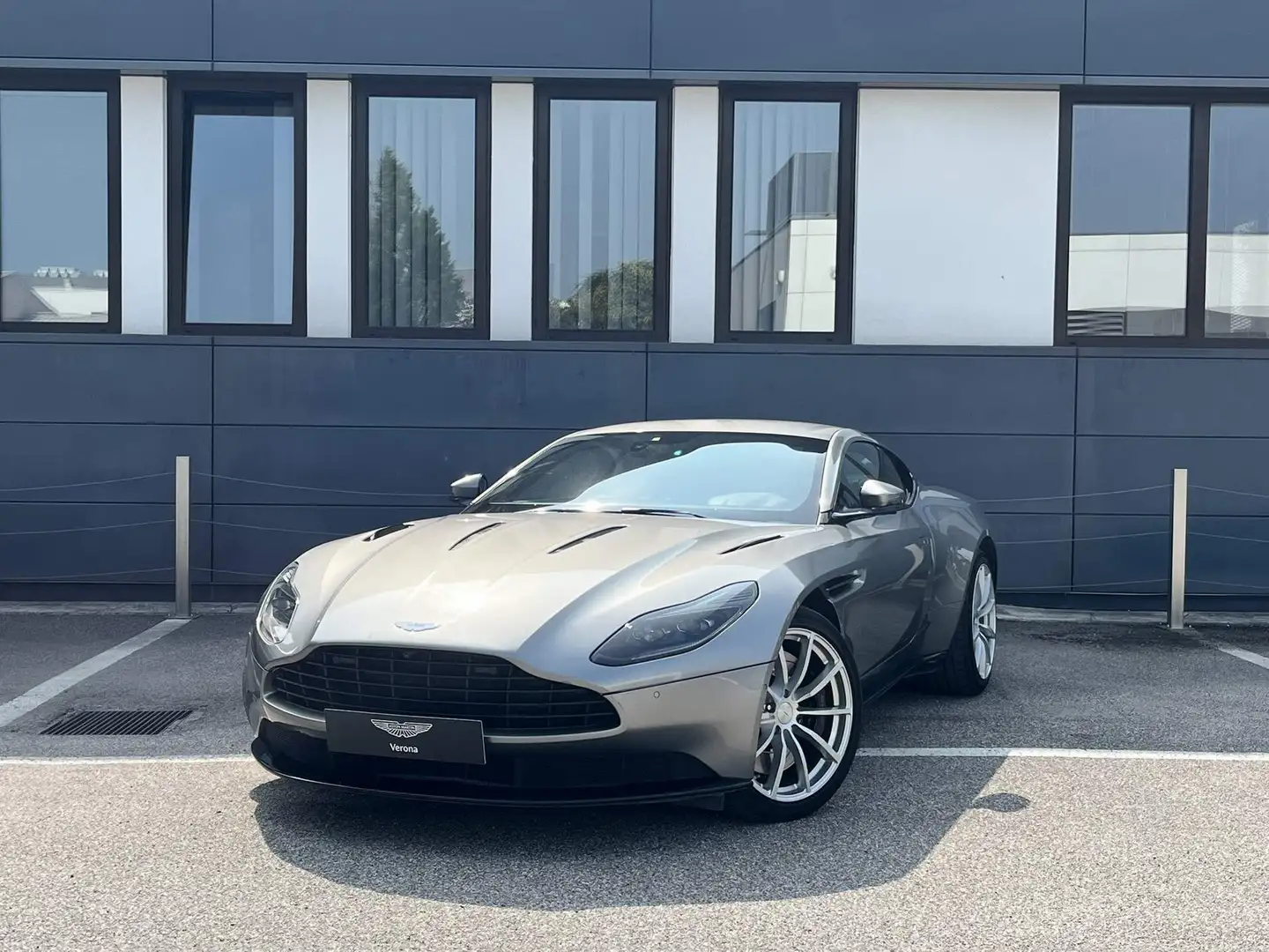 Aston Martin DB11 Coupe 5.2 V12 AMR auto Grigio - 1