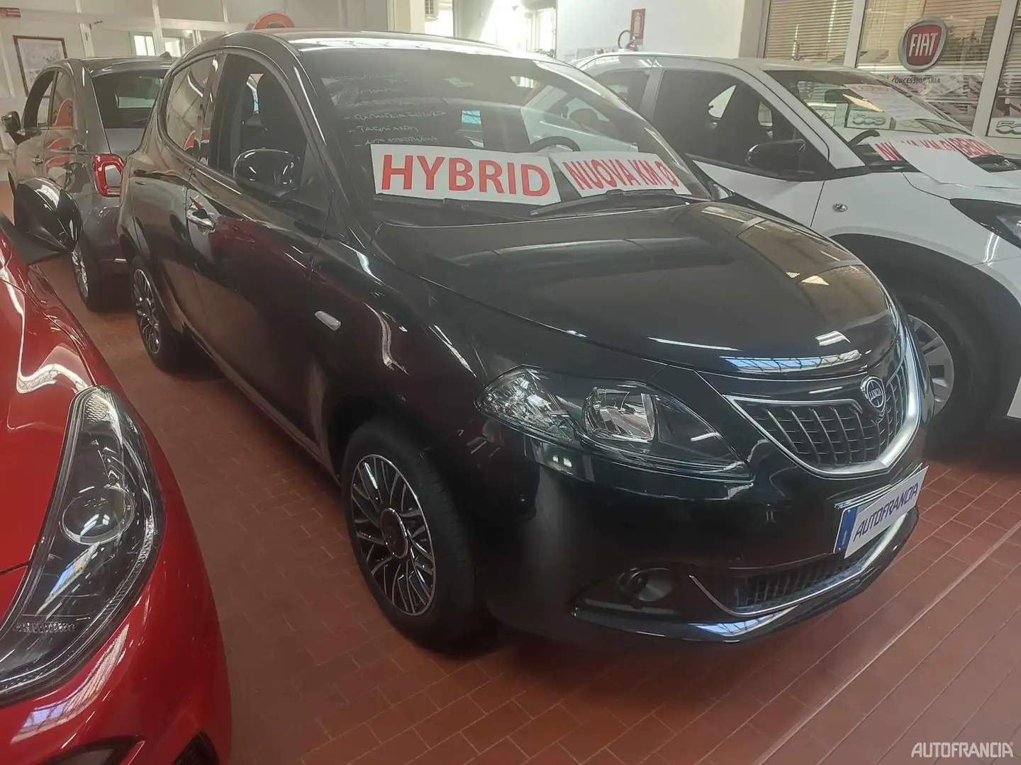 Lancia YPSILON - 1.0 HYBRID 70CV PLATINO Černá - 2