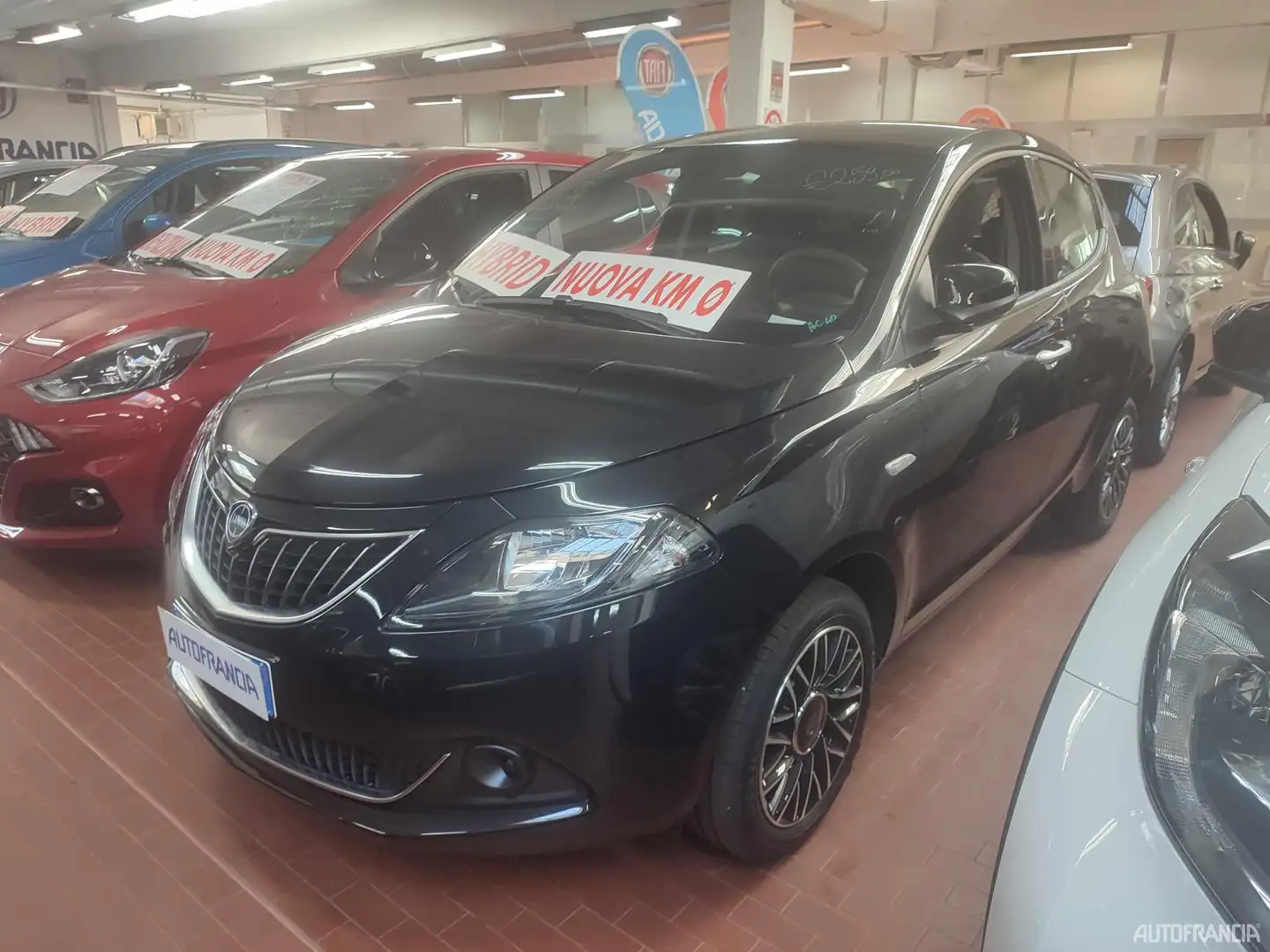 Lancia YPSILON - 1.0 HYBRID 70CV PLATINO Чёрный - 1