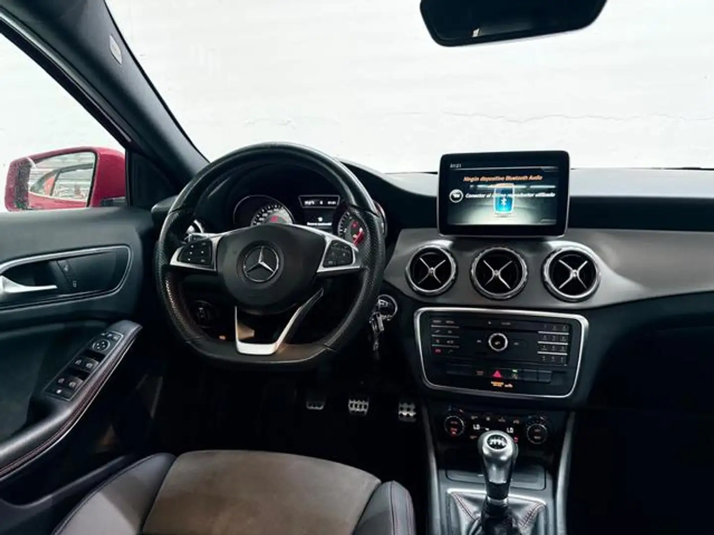 Mercedes-Benz GLA 200 200d AMG Line Rojo - 2