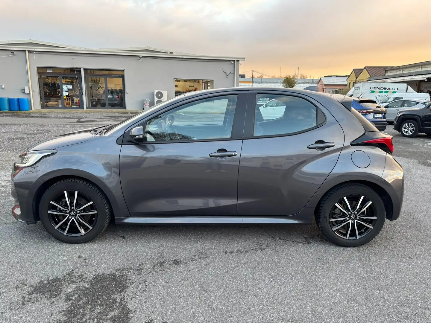 Toyota Yaris Yaris IV 2020 1.5h Trend Grigio - 2