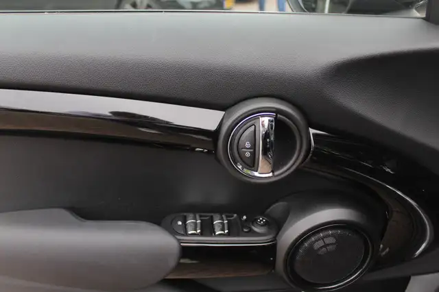 Mini Hatch view 30