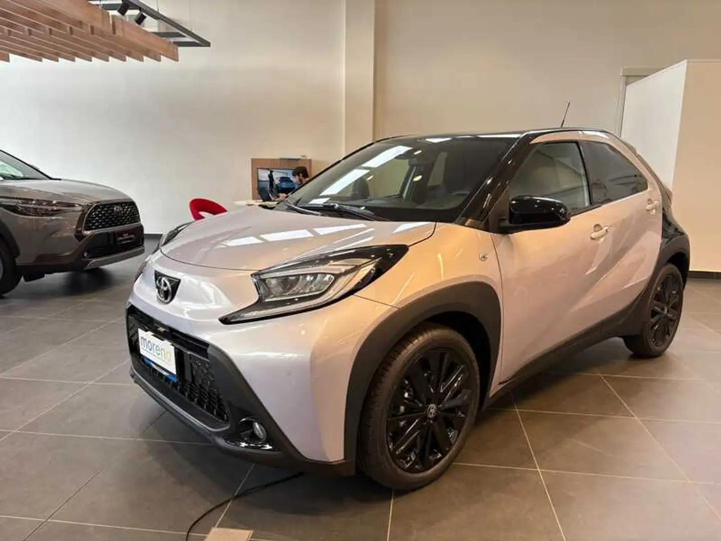 Toyota Aygo X 1.0 JBL Special Edition 72 CV Srebrny - 1