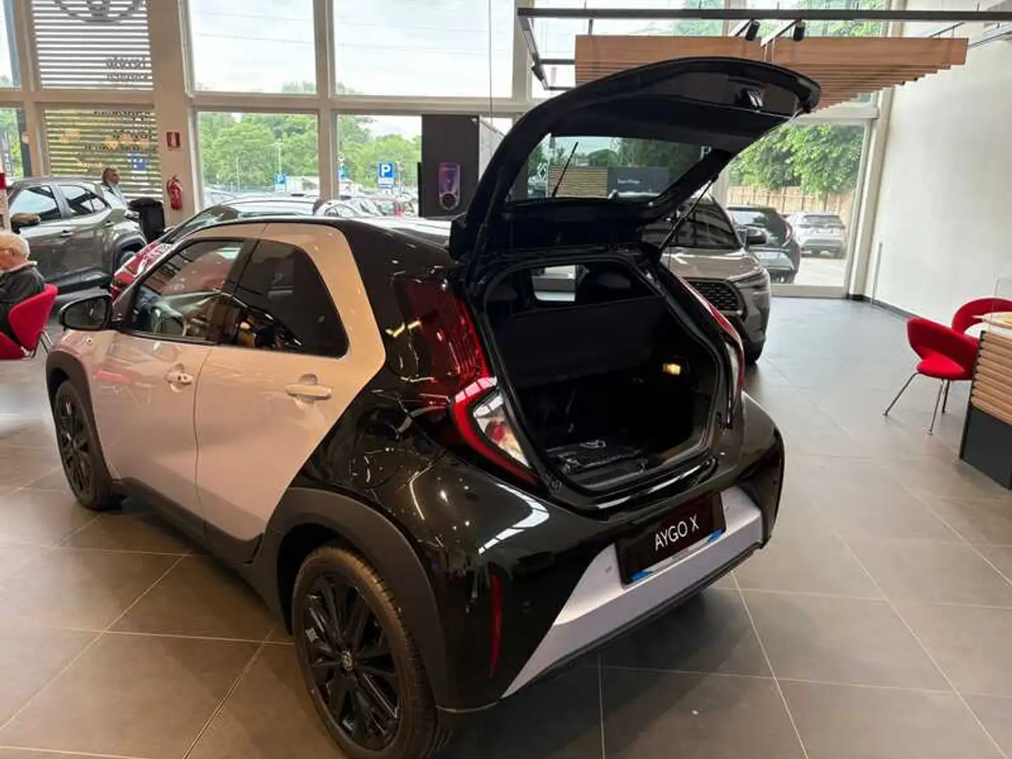 Toyota Aygo X 1.0 JBL Special Edition 72 CV Srebrny - 2