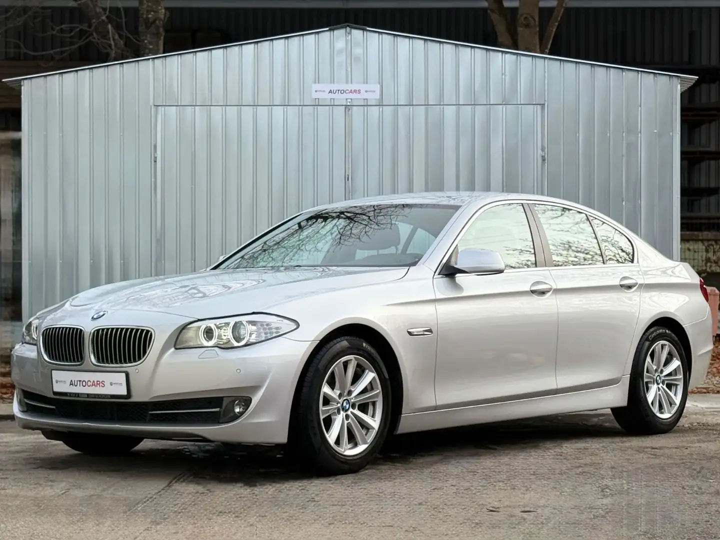 BMW 520 i Limousine /TEMPOMAT/BI-XENON/NAVI/PDC/MLTF Silber - 1