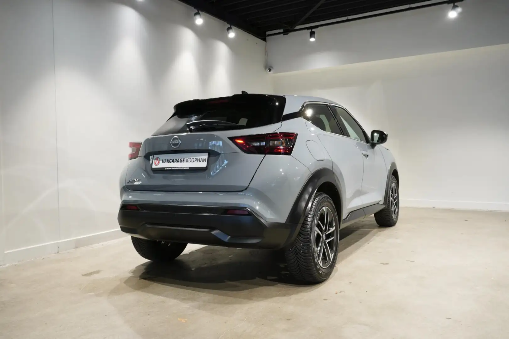Nissan Juke 1.0 DIG-T N-Connecta Grijs - 2