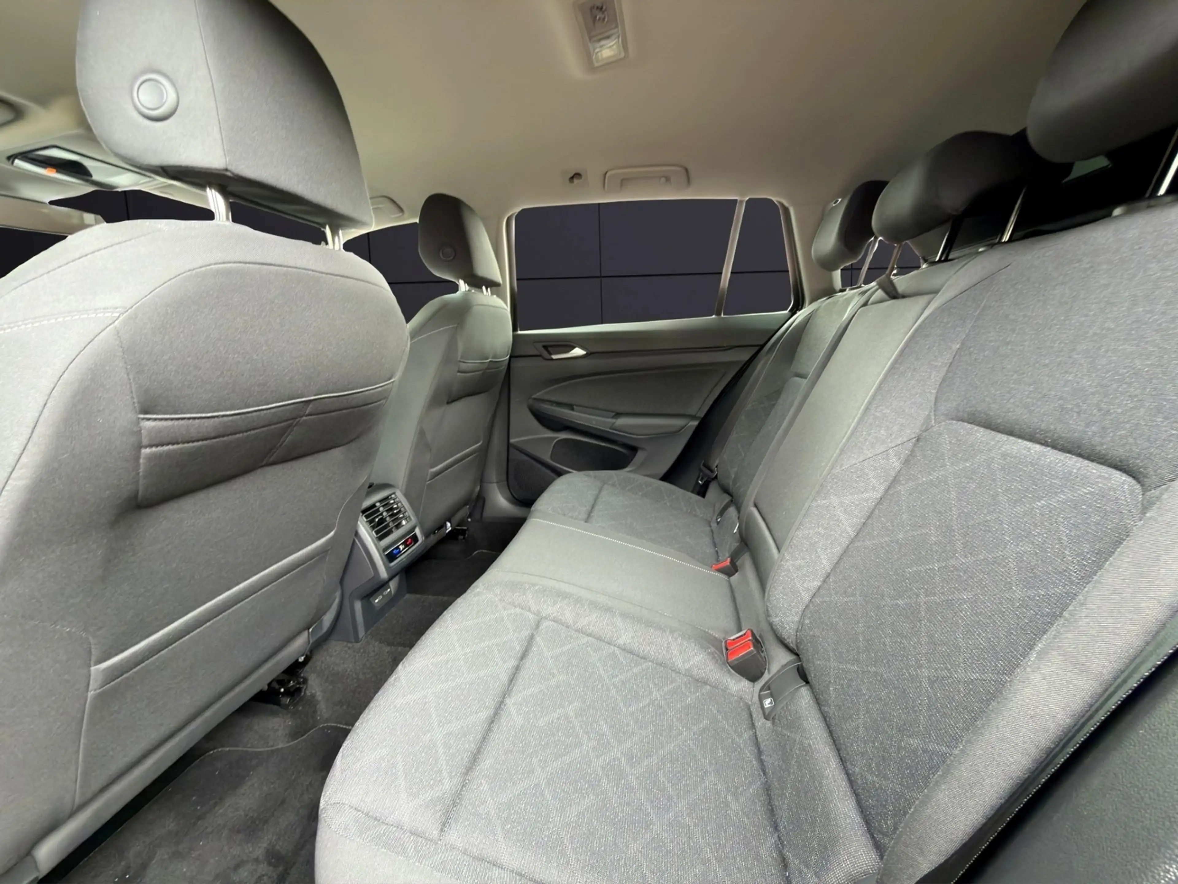 Volkswagen Golf VIII Life 2.0 TDI DSG NAVI/AID/LED/ACC/AMBI — photo 13