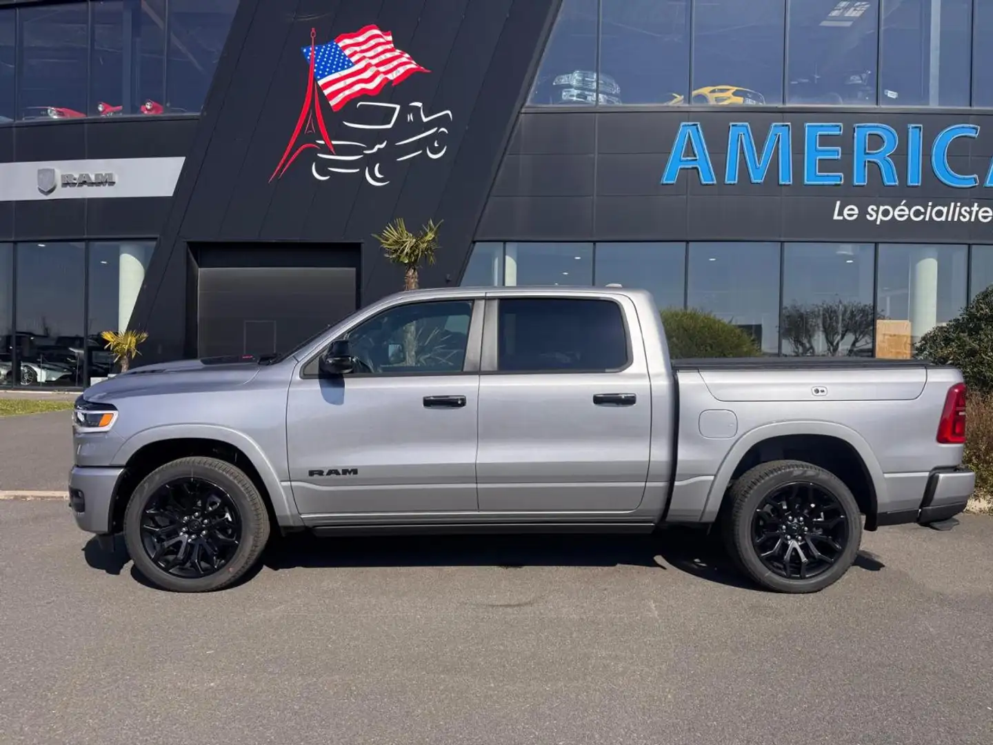 Dodge RAM 1500 CREW LIMITED NIGHT EDITION RAMBOX 2025 Gris - 2
