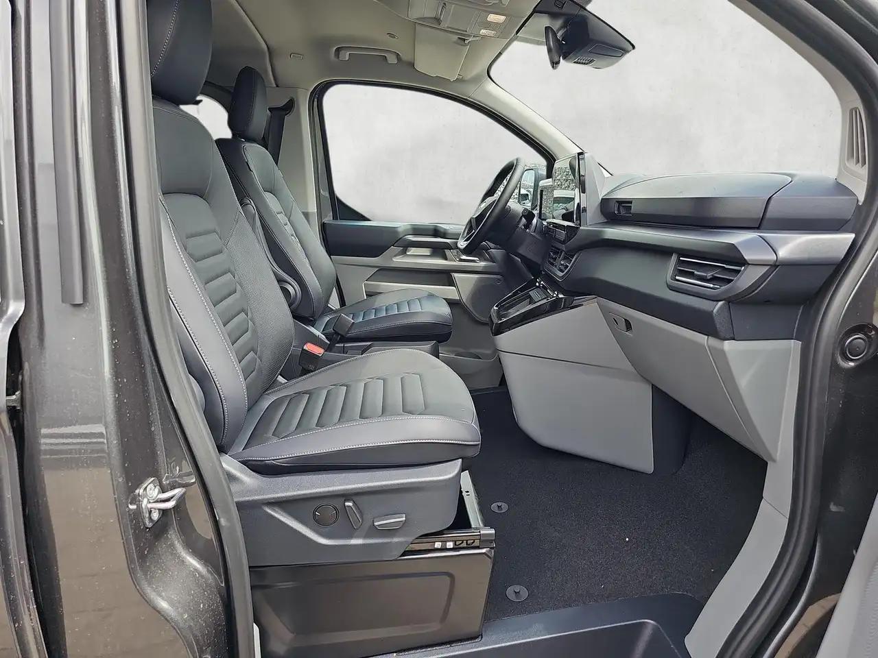 Ford Tourneo Custom 2.0 EB Autom Titanium X L2 AHK 11