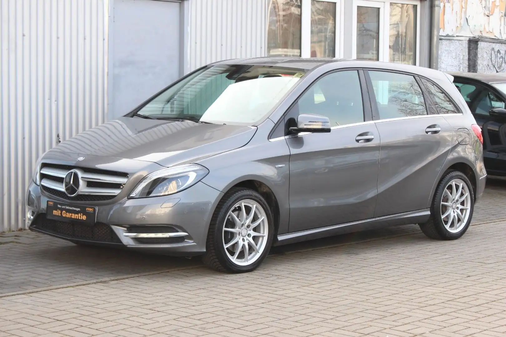 Mercedes-Benz B 200 Automatik Sportpaket+Navi+Kamera+Bi-Xenon Grau - 1