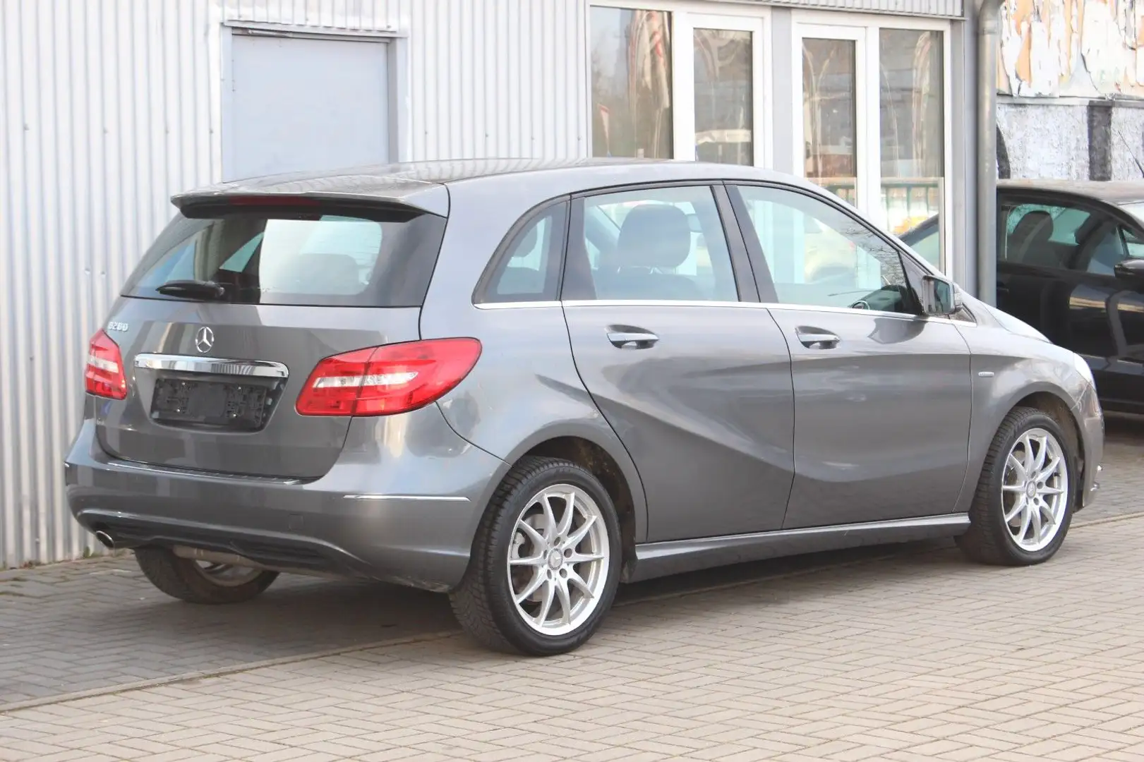 Mercedes-Benz B 200 Automatik Sportpaket+Navi+Kamera+Bi-Xenon Grau - 2