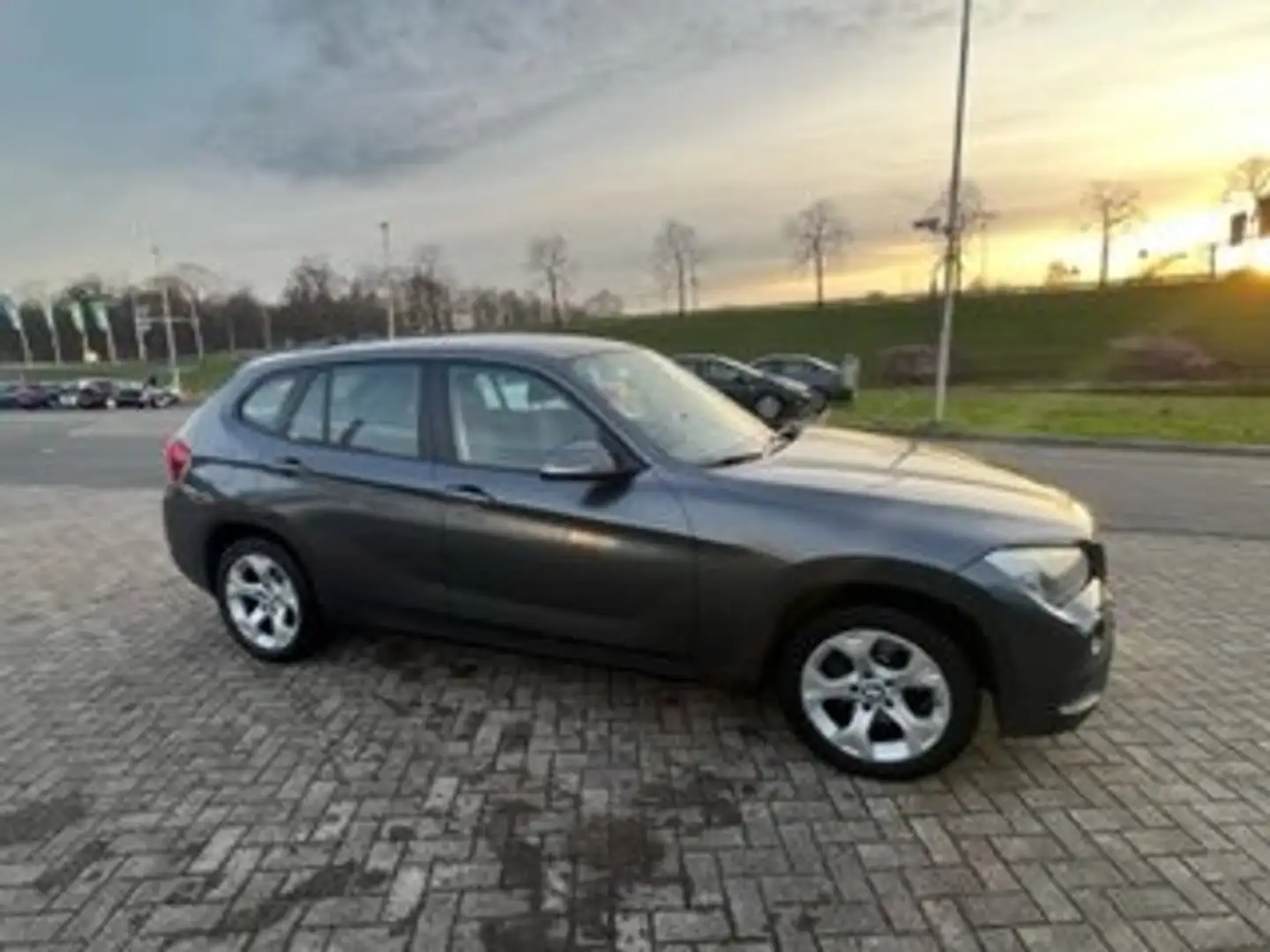 BMW X1 sDrive16d Business+ Grijs - 1