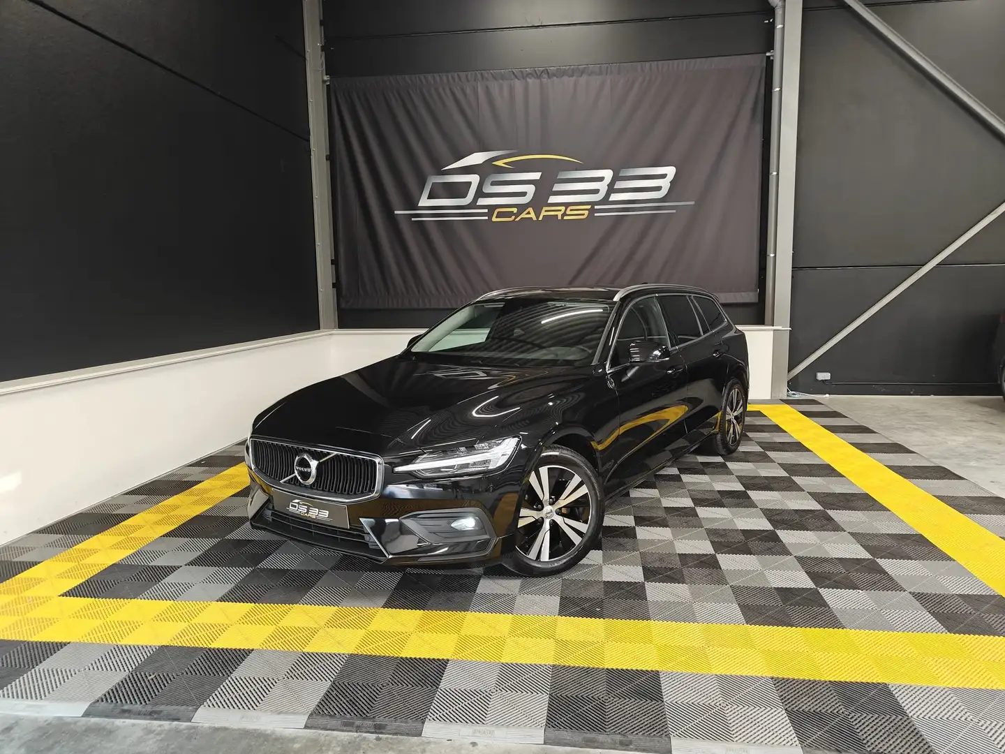 Volvo V60 D3 Momentum Pro/LED/Keyless/CAM/Verw.Zetel+stuur Zwart - 1