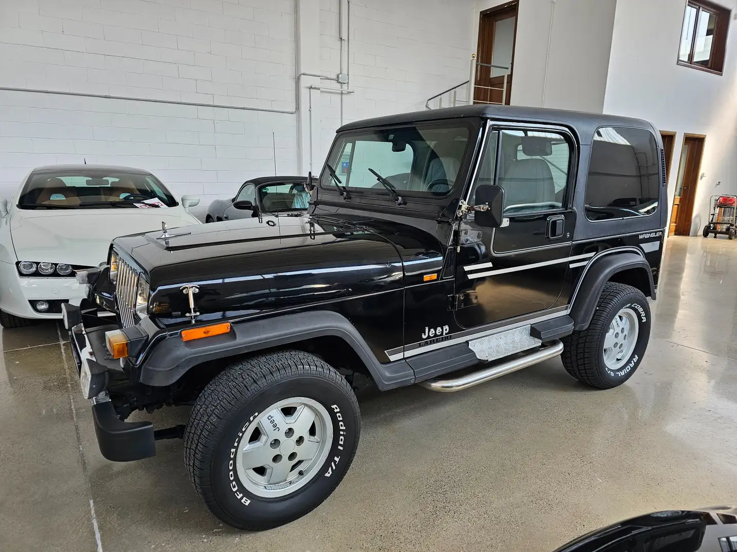 Jeep Wrangler Wrangler Hard Top 4.0 Laredo Zwart - 2